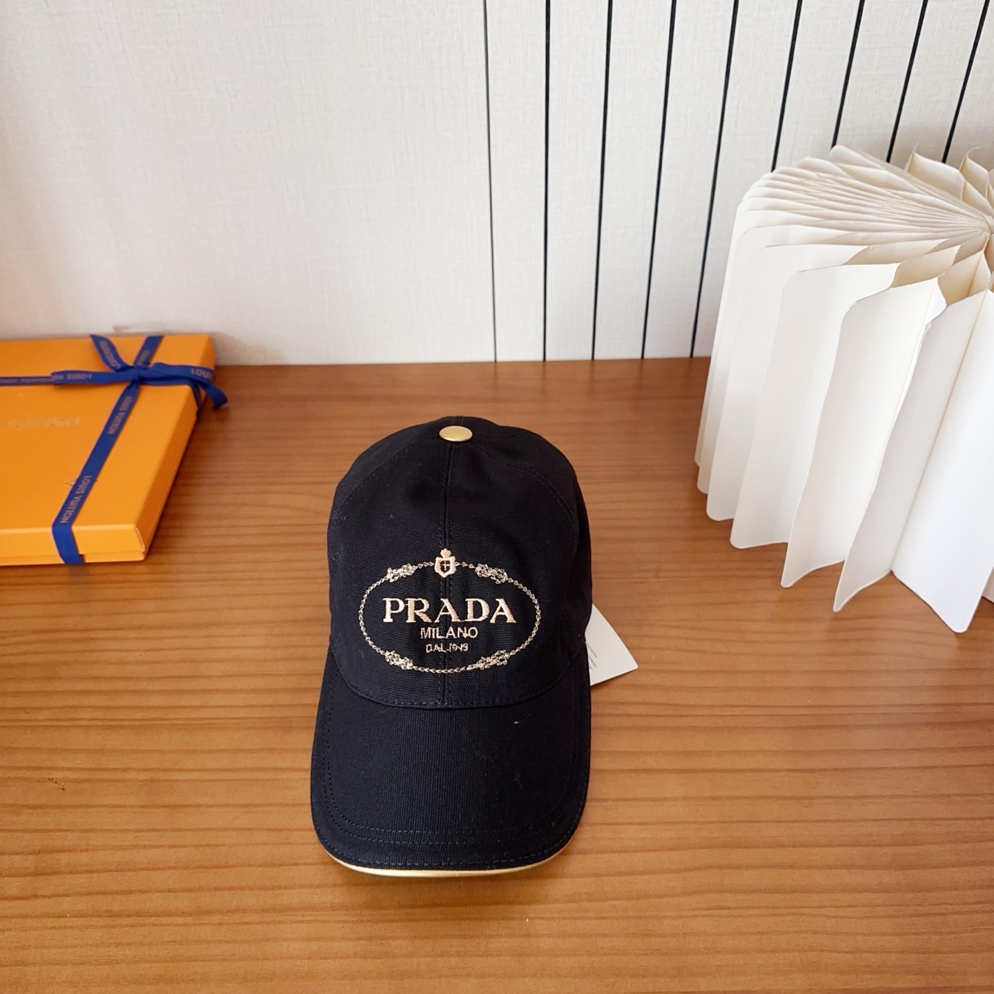 NO:867324,PRADA Prada's new original baseball cap, 1:1 mold customization, new three-dimensional embroidery, exquisite and flawless!  Original canvas fabric + first-layer cowhide, meticulous workmanship, original factory quality, exclusive physical photography. Hats, straw hats, fisherman hats, baseball caps, hats, prada, prada, espadrilles, cowhide, hats19860909PRADA 普拉达 新款原单棒球帽,1:1开模订制,全新立体刺绣,精致无暇！原版帆布面料+头层牛皮,做工细致,原厂品质,独家实物拍摄.帽子草帽渔夫帽棒球帽,帽子,prada,prada,espadrilles,cowhide,hats,hat