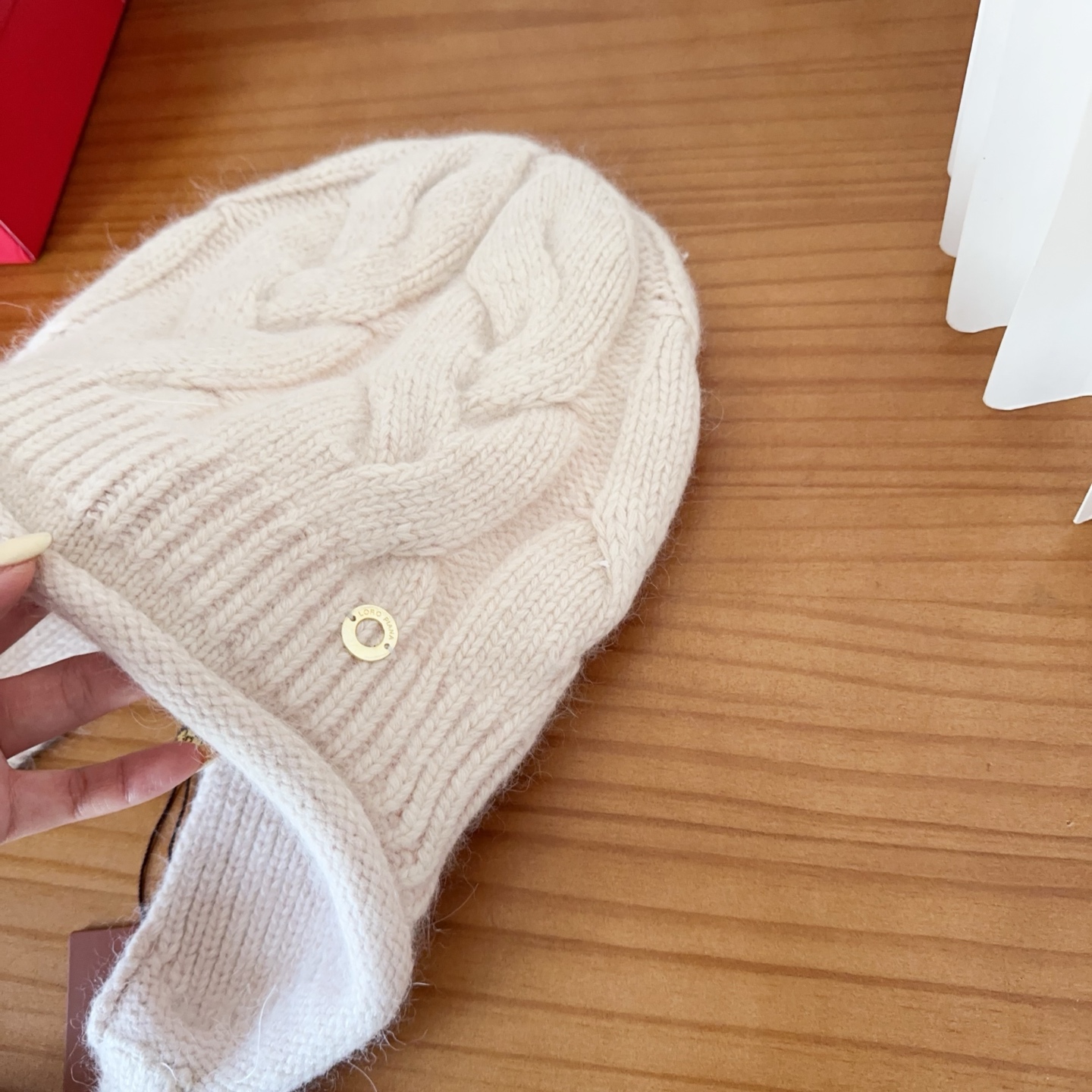 LP秋冬款翻边羊毛针织毛线帽这款必定是极简主义的最爱干净，利索，时尚百搭，绝对不挑脸型！属于时尚经典的万