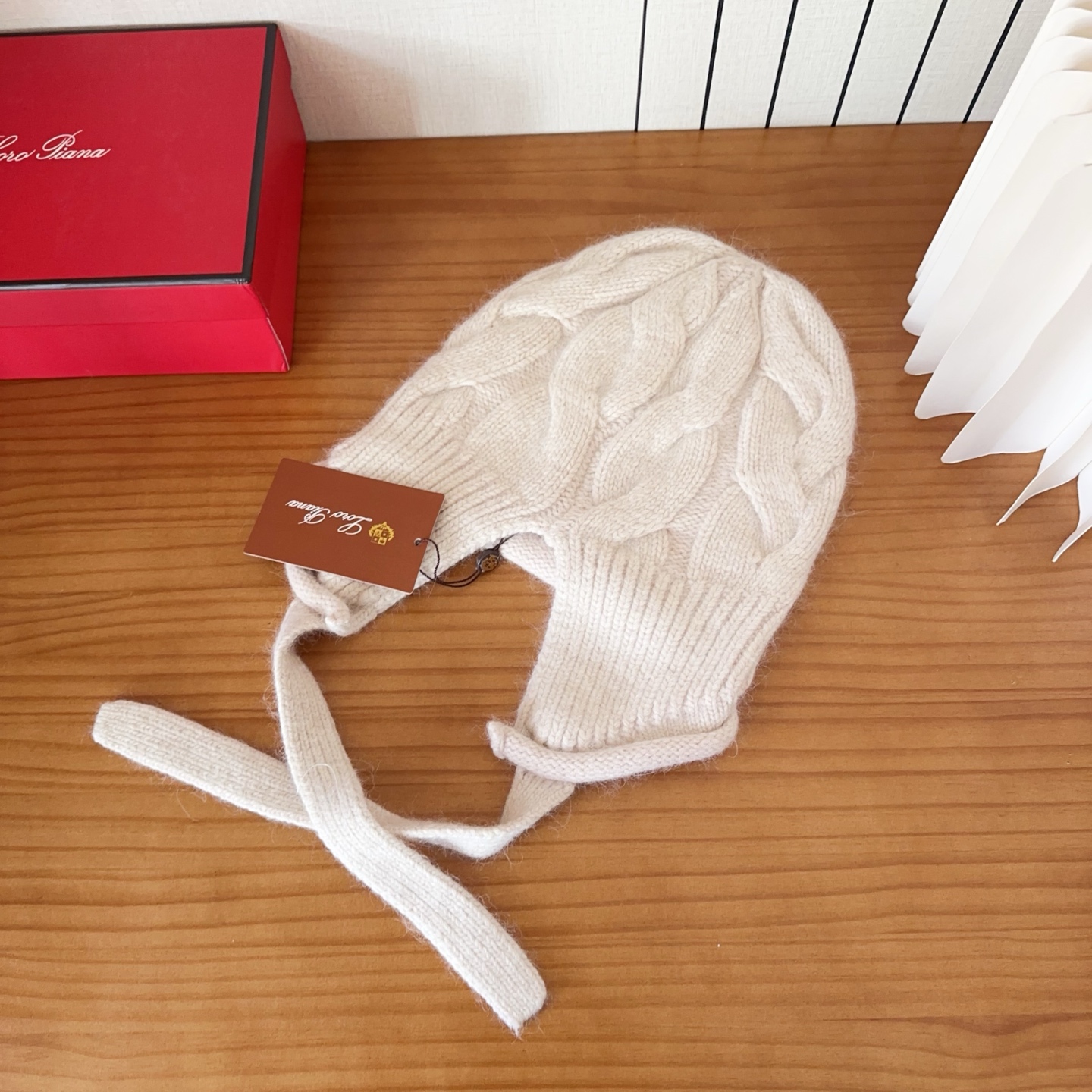 LP秋冬款翻边羊毛针织毛线帽这款必定是极简主义的最爱干净，利索，时尚百搭，绝对不挑脸型！属于时尚经典的万