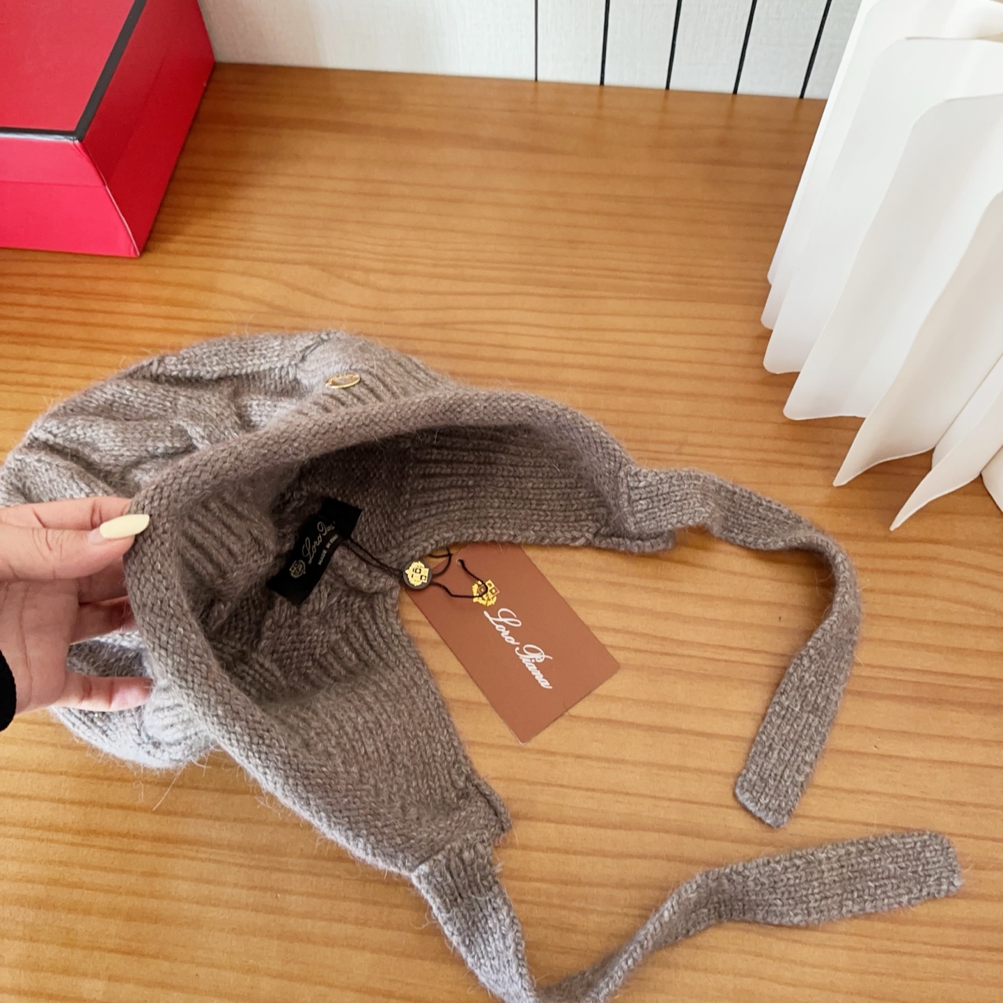 LP秋冬款翻边羊毛针织毛线帽这款必定是极简主义的最爱干净，利索，时尚百搭，绝对不挑脸型！属于时尚经典的万