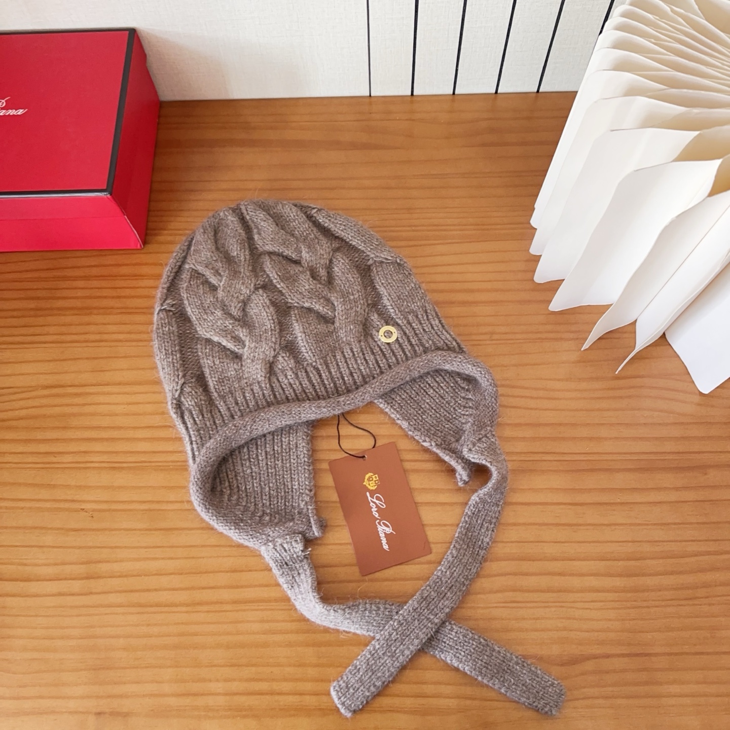 LP秋冬款翻边羊毛针织毛线帽这款必定是极简主义的最爱干净，利索，时尚百搭，绝对不挑脸型！属于时尚经典的万