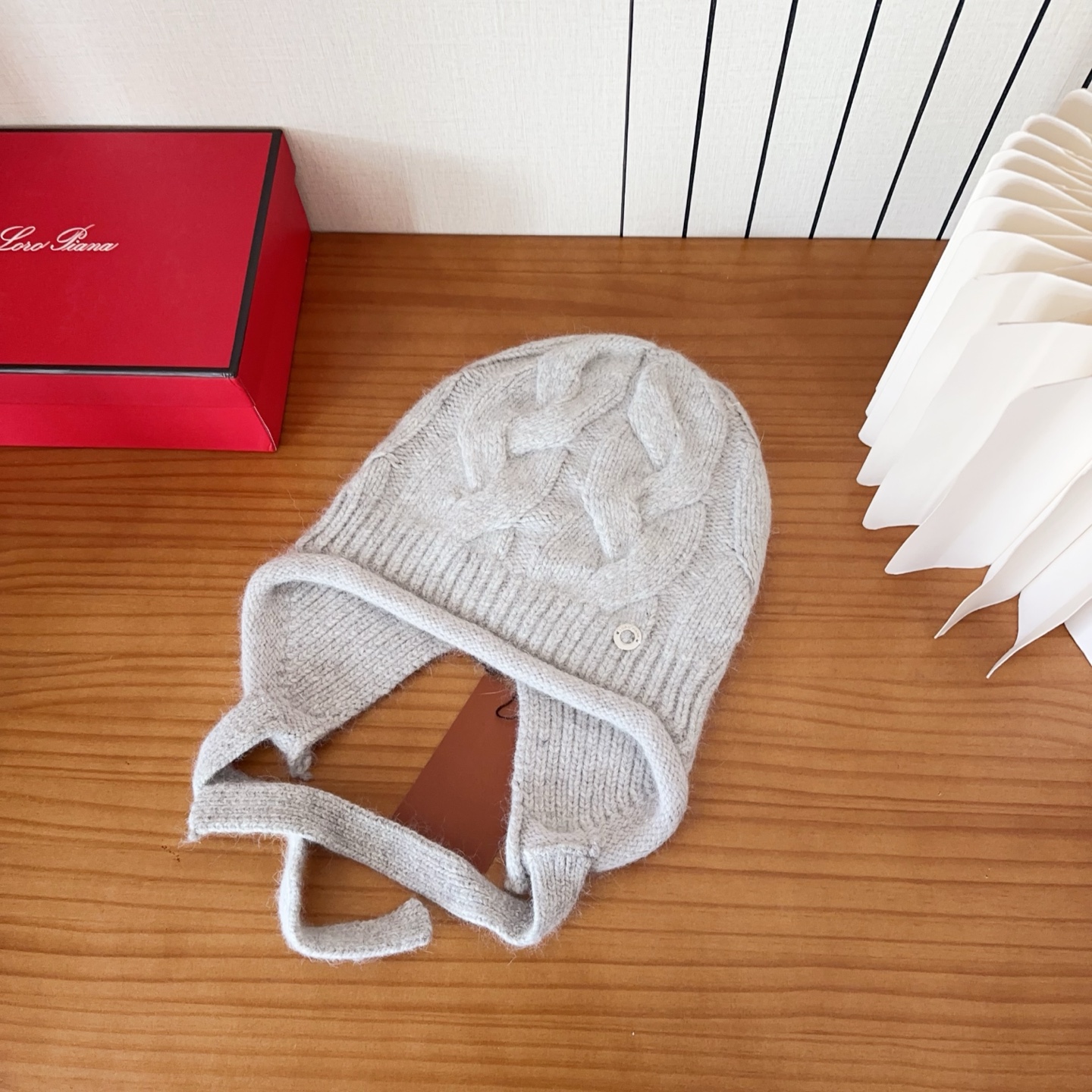 LP秋冬款翻边羊毛针织毛线帽这款必定是极简主义的最爱干净，利索，时尚百搭，绝对不挑脸型！属于时尚经典的万