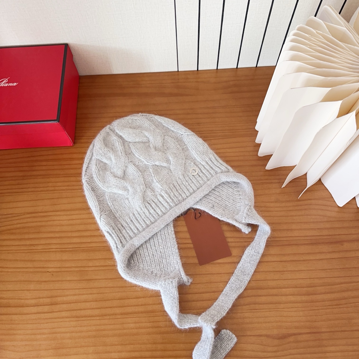 LP秋冬款翻边羊毛针织毛线帽这款必定是极简主义的最爱干净，利索，时尚百搭，绝对不挑脸型！属于时尚经典的万