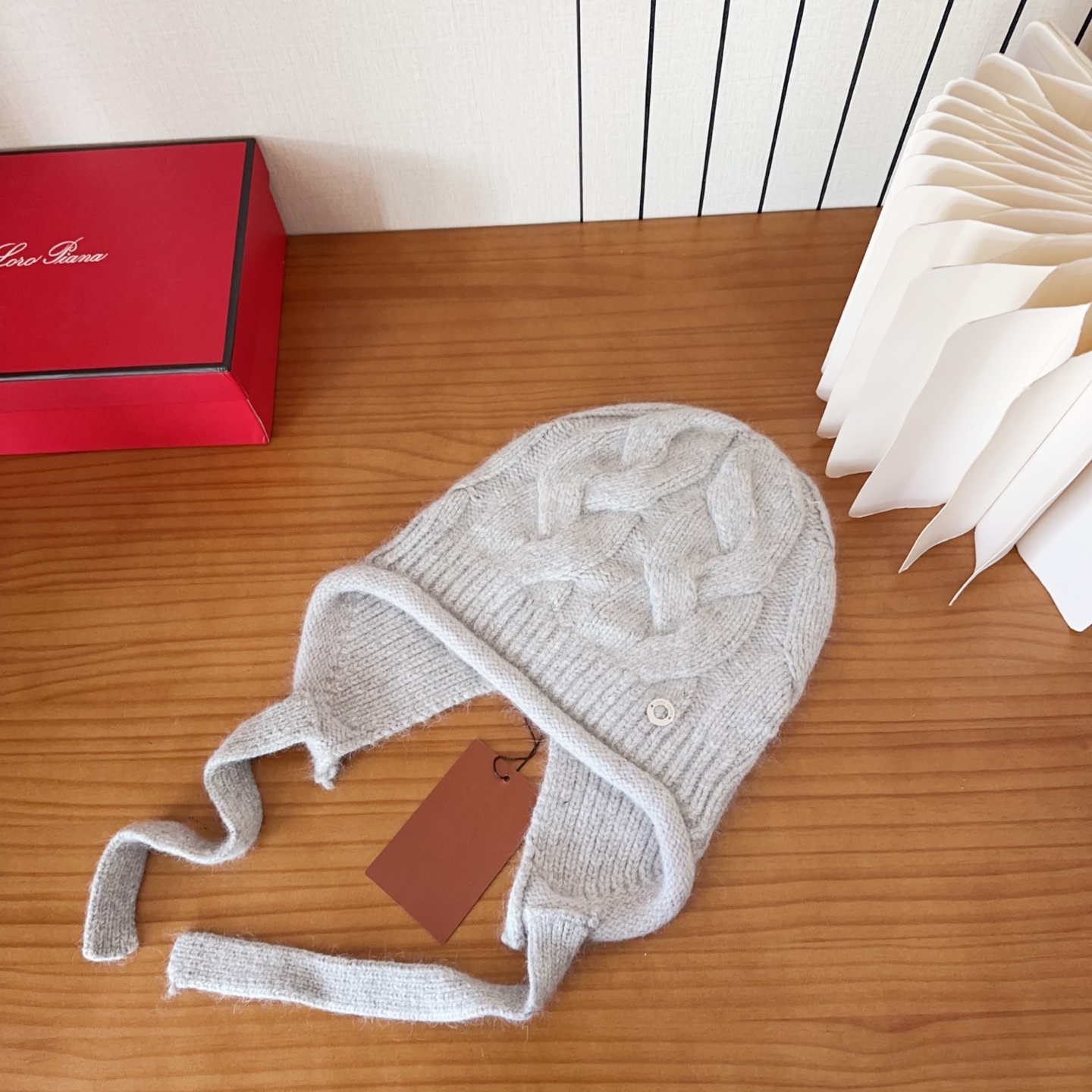 LP秋冬款翻边羊毛针织毛线帽这款必定是极简主义的最爱干净，利索，时尚百搭，绝对不挑脸型！属于时尚经典的万