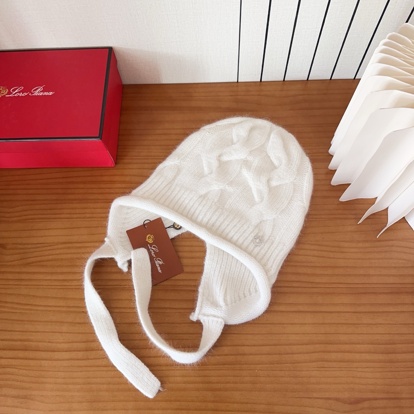 LP秋冬款翻边羊毛针织毛线帽这款必定是极简主义的最爱干净，利索，时尚百搭，绝对不挑脸型！属于时尚经典的万