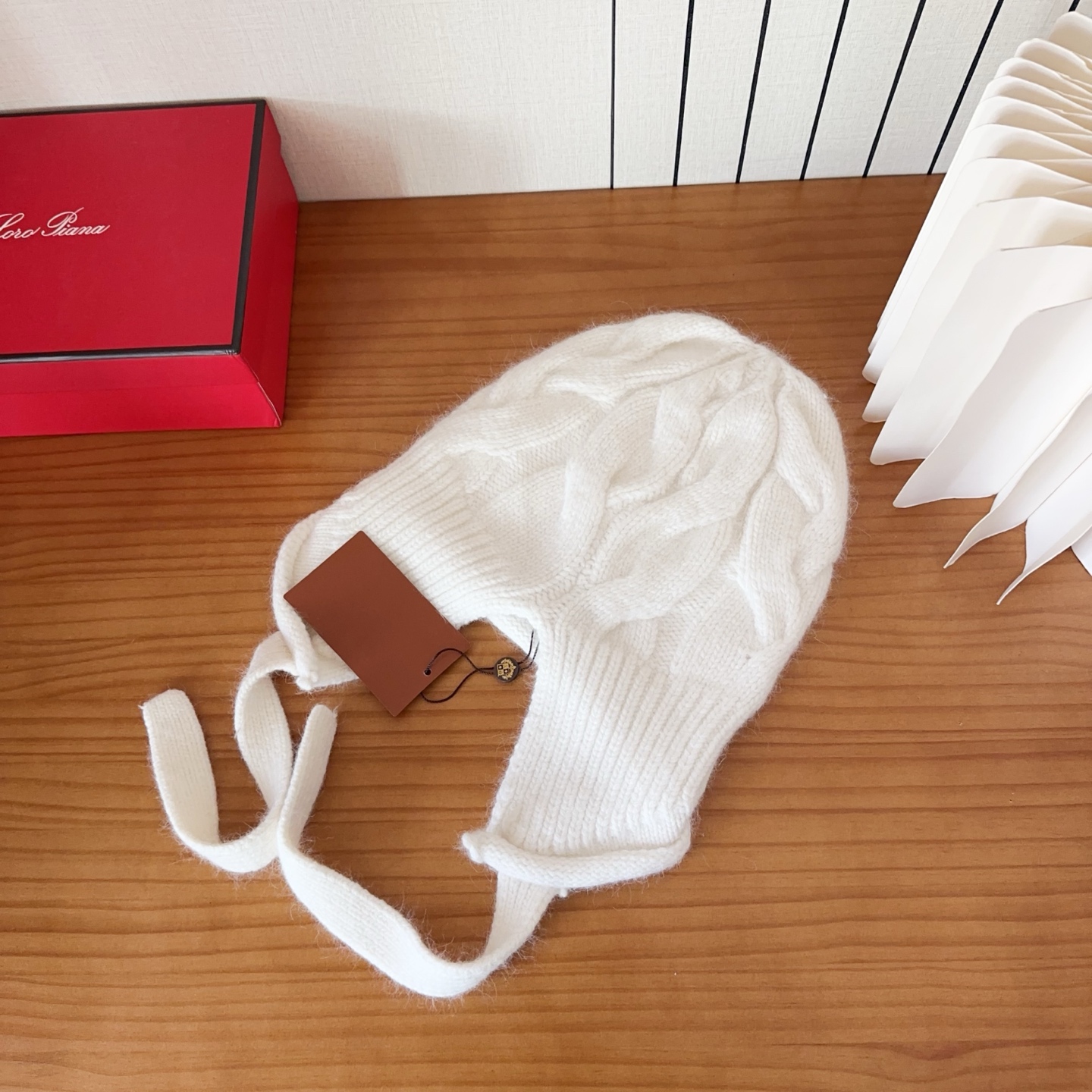 LP秋冬款翻边羊毛针织毛线帽这款必定是极简主义的最爱干净，利索，时尚百搭，绝对不挑脸型！属于时尚经典的万