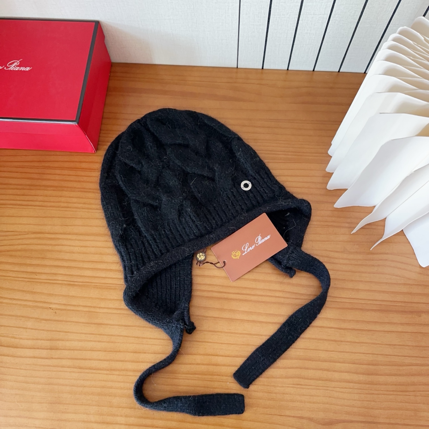 LP秋冬款翻边羊毛针织毛线帽这款必定是极简主义的最爱干净，利索，时尚百搭，绝对不挑脸型！属于时尚经典的万