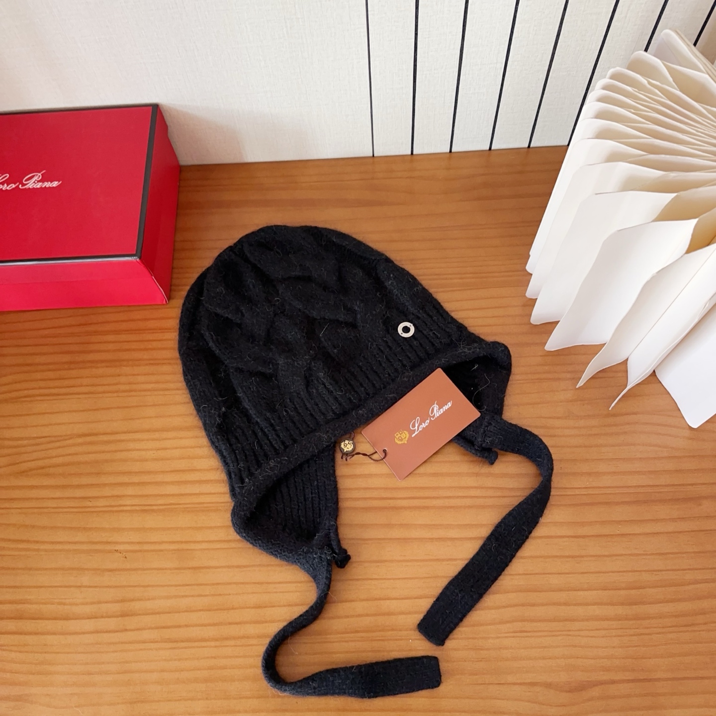 LP秋冬款翻边羊毛针织毛线帽这款必定是极简主义的最爱干净，利索，时尚百搭，绝对不挑脸型！属于时尚经典的万