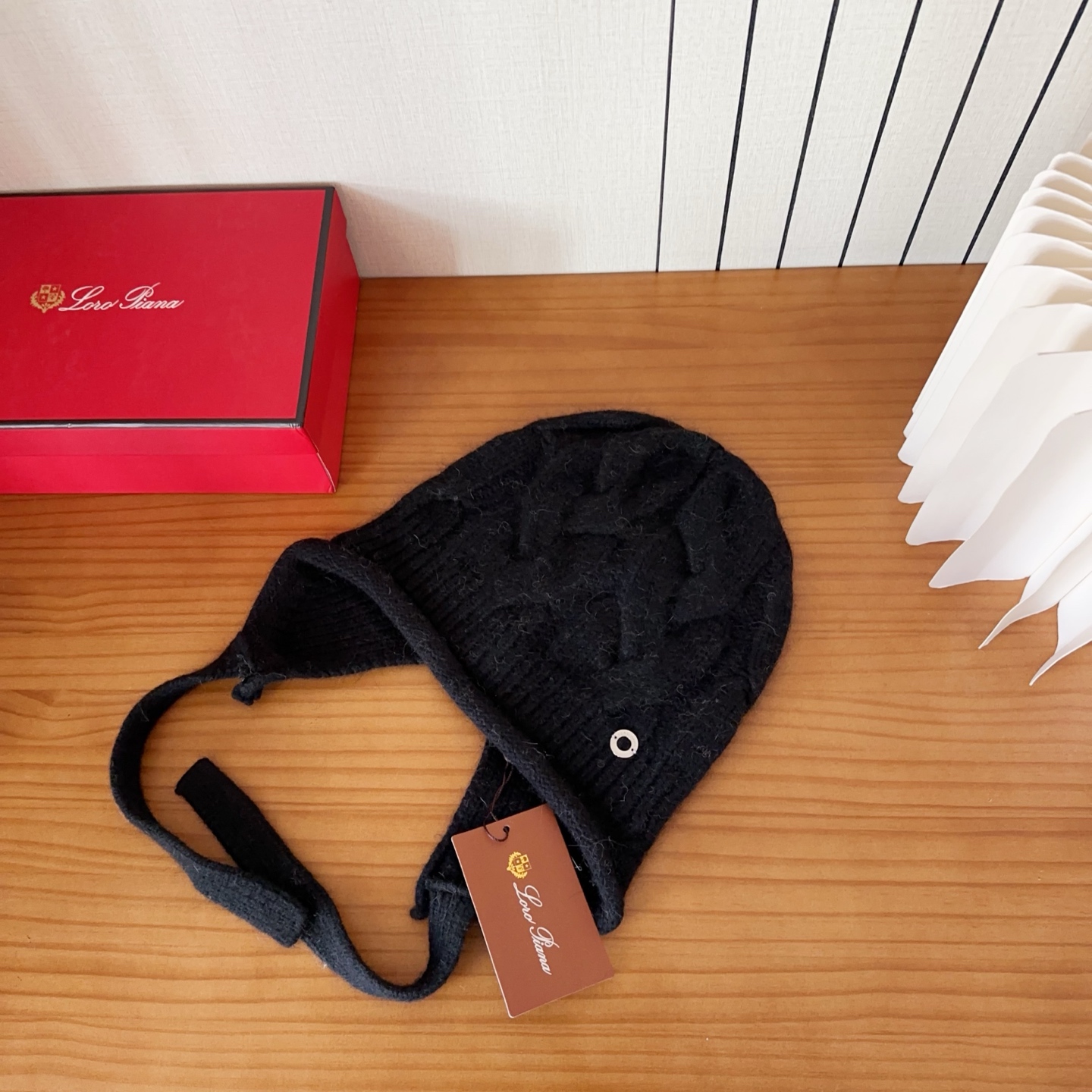 LP秋冬款翻边羊毛针织毛线帽这款必定是极简主义的最爱干净，利索，时尚百搭，绝对不挑脸型！属于时尚经典的万