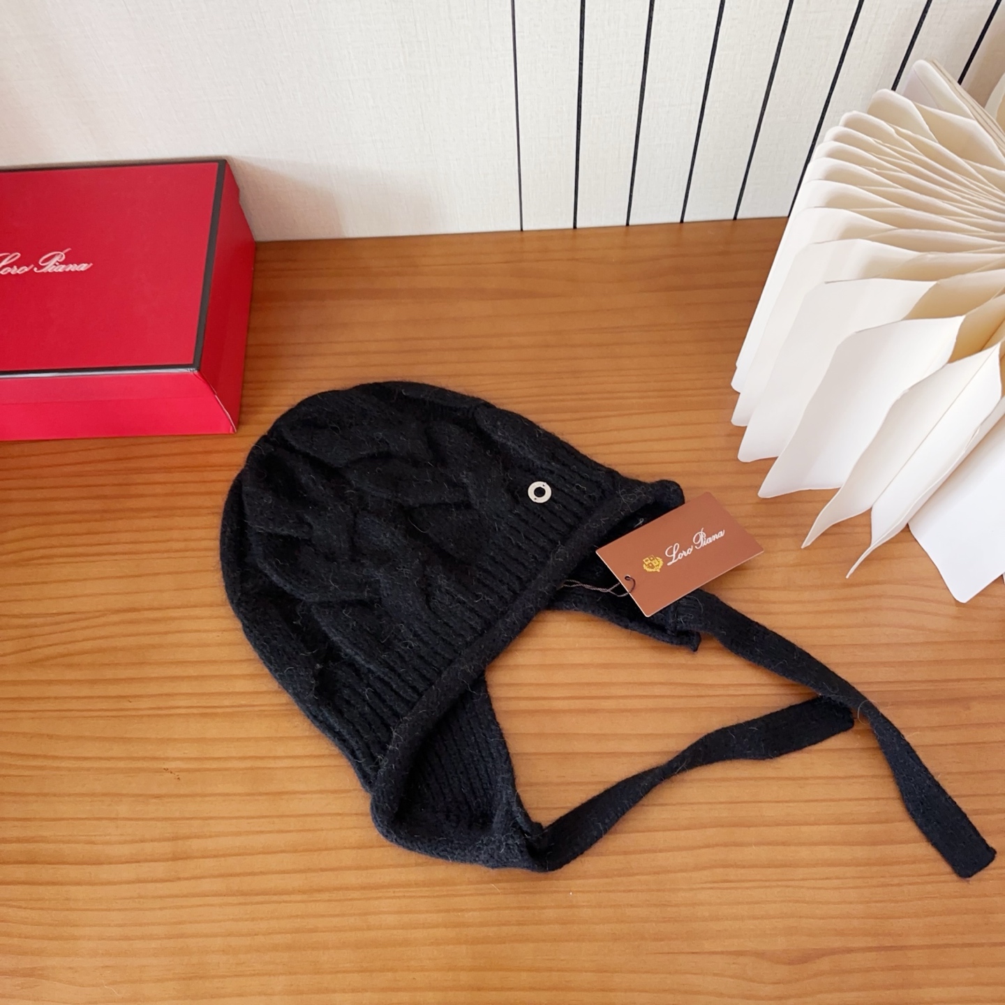 LP秋冬款翻边羊毛针织毛线帽这款必定是极简主义的最爱干净，利索，时尚百搭，绝对不挑脸型！属于时尚经典的万