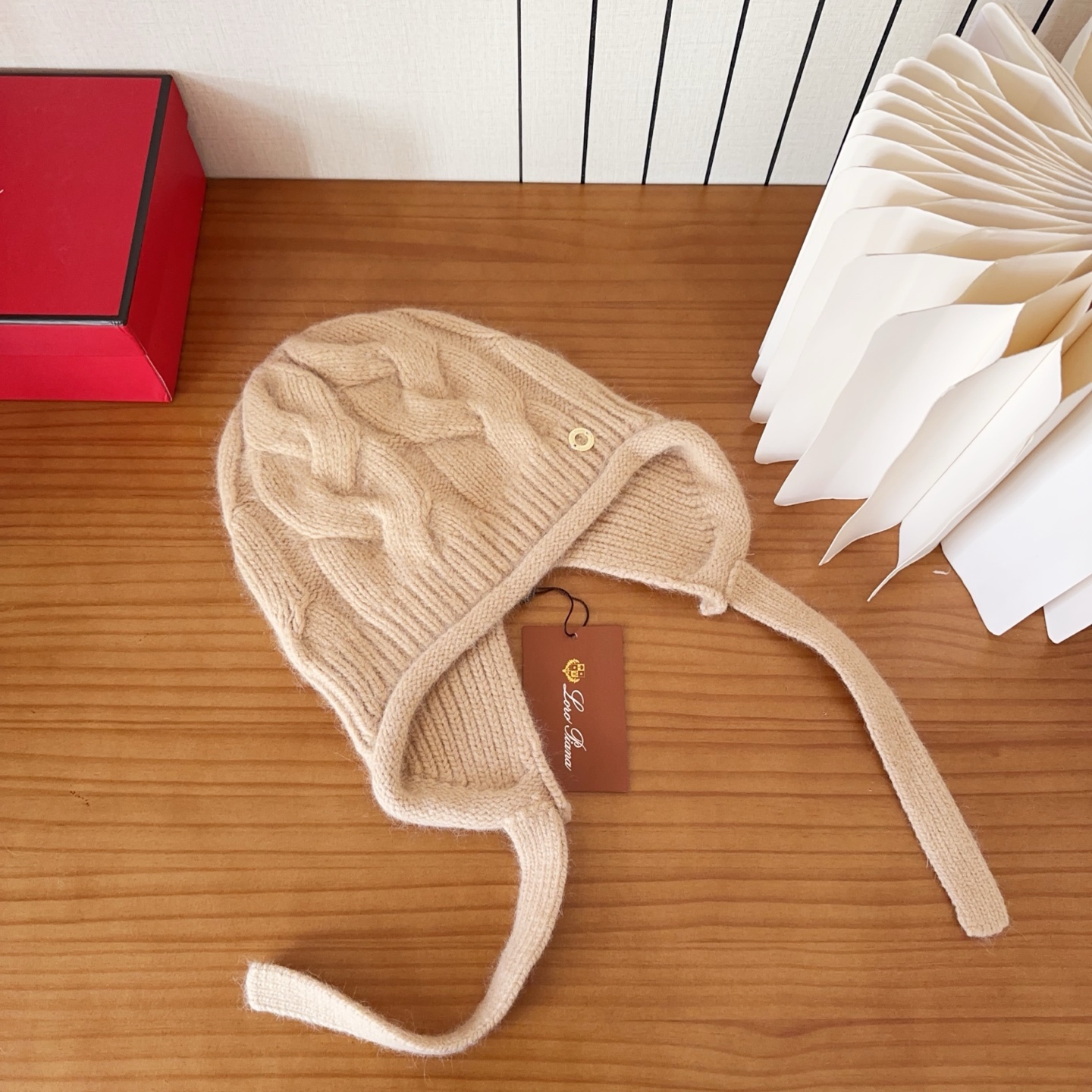 LP秋冬款翻边羊毛针织毛线帽这款必定是极简主义的最爱干净，利索，时尚百搭，绝对不挑脸型！属于时尚经典的万