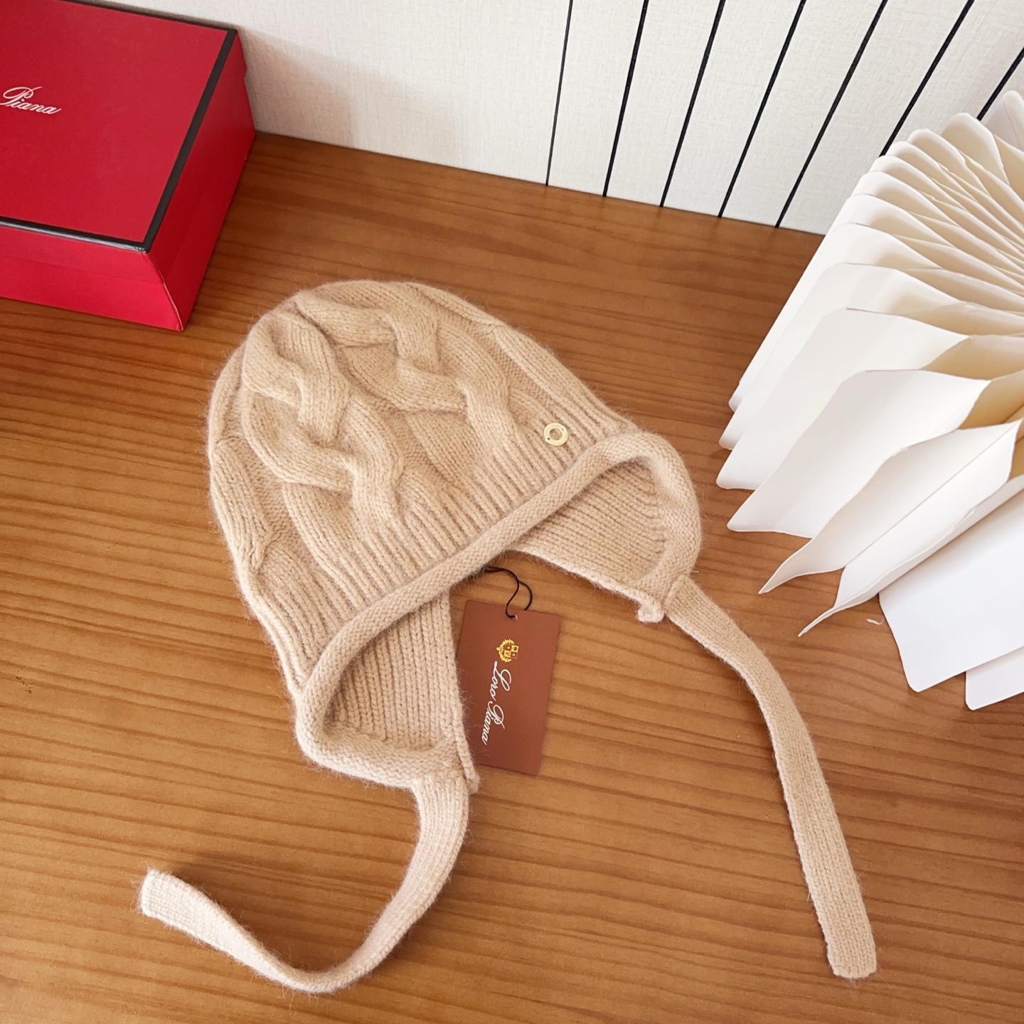 LP秋冬款翻边羊毛针织毛线帽这款必定是极简主义的最爱干净，利索，时尚百搭，绝对不挑脸型！属于时尚经典的万