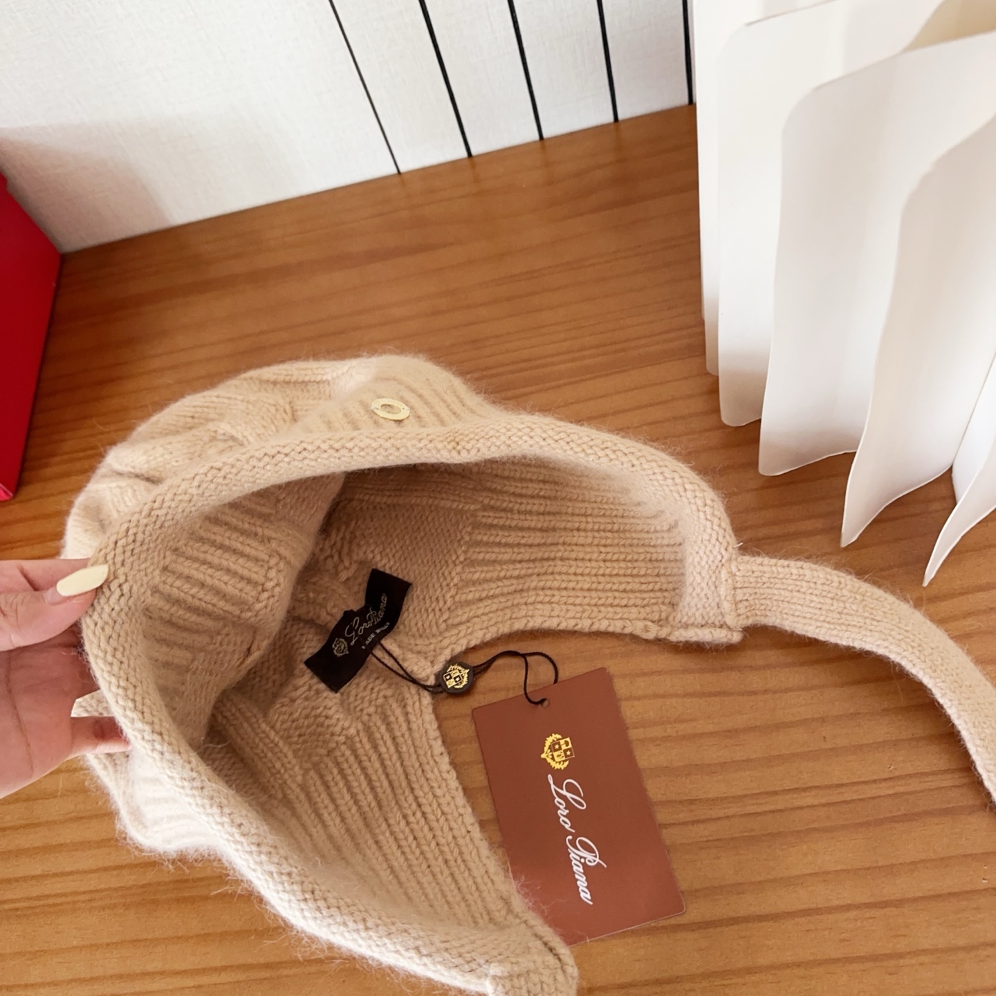 LP秋冬款翻边羊毛针织毛线帽这款必定是极简主义的最爱干净，利索，时尚百搭，绝对不挑脸型！属于时尚经典的万