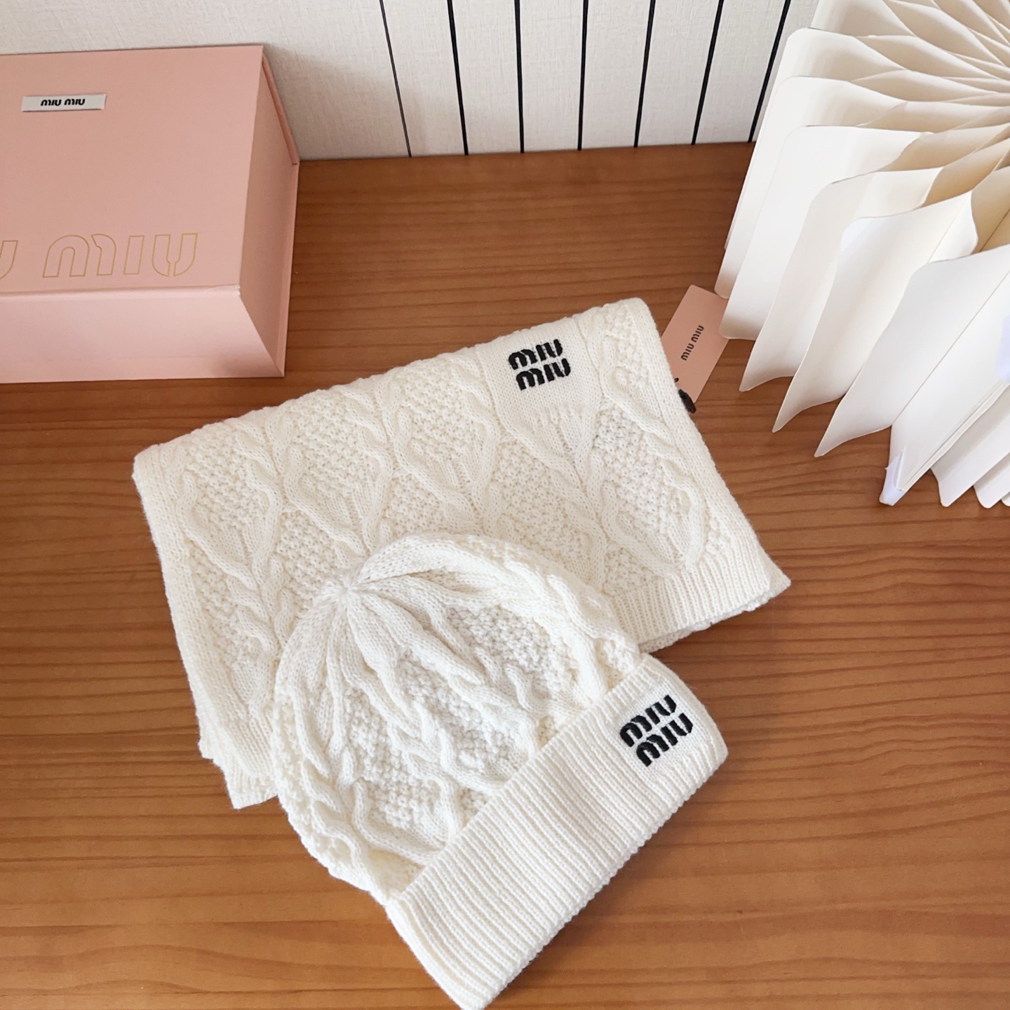 💰155

miumiu缪缪套装帽！小红书新品发布，太🉑️了，高弹面料 经典色系，男女同款哦