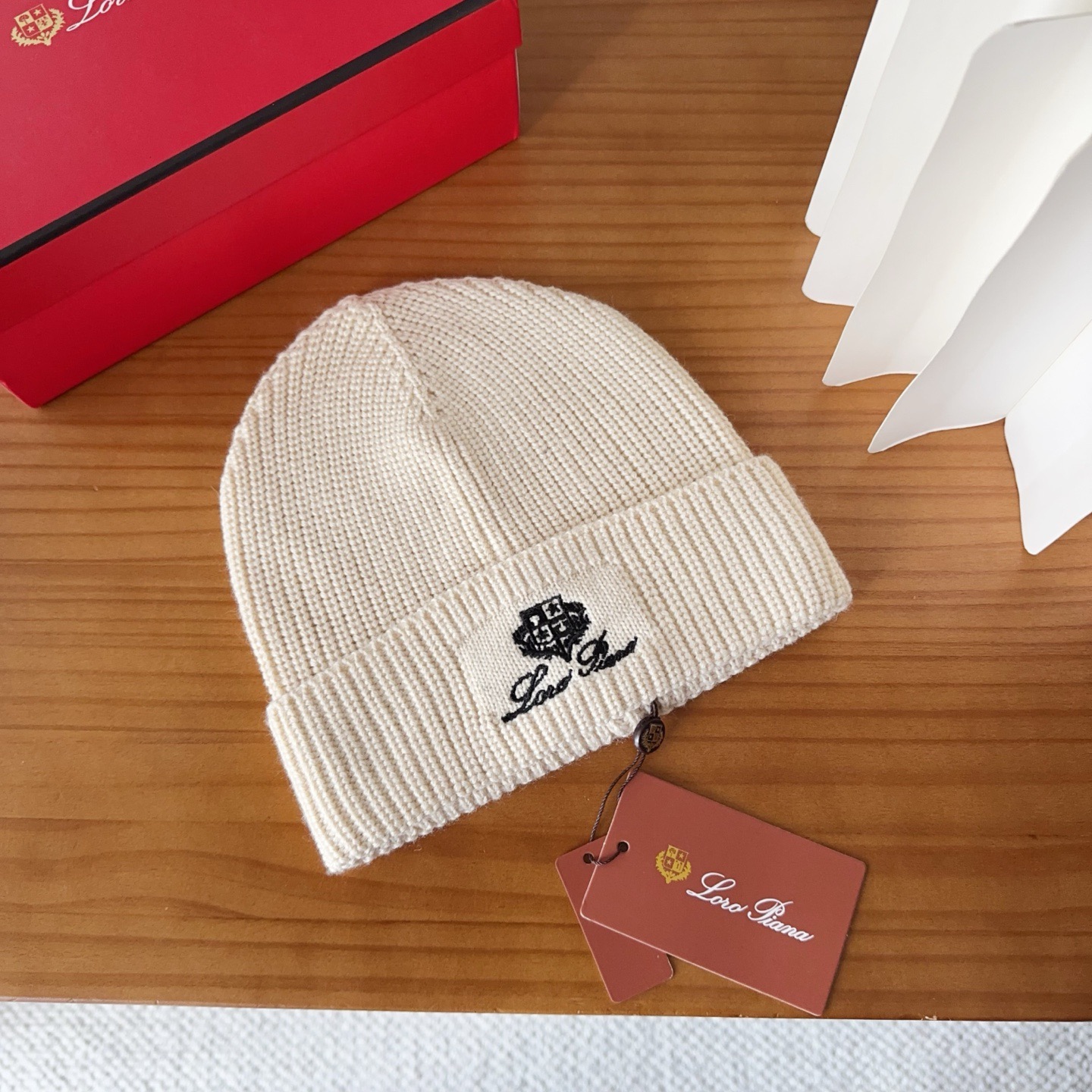 LP秋冬款翻边羊毛针织毛线帽这款必定是极简主义的最爱干净，利索，时尚百搭，绝对不挑脸型！属于时尚经典的万