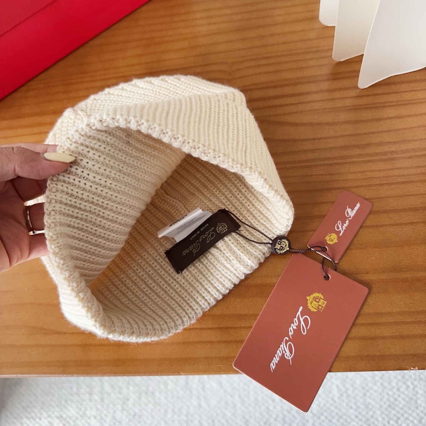 LP秋冬款翻边羊毛针织毛线帽这款必定是极简主义的最爱干净，利索，时尚百搭，绝对不挑脸型！属于时尚经典的万