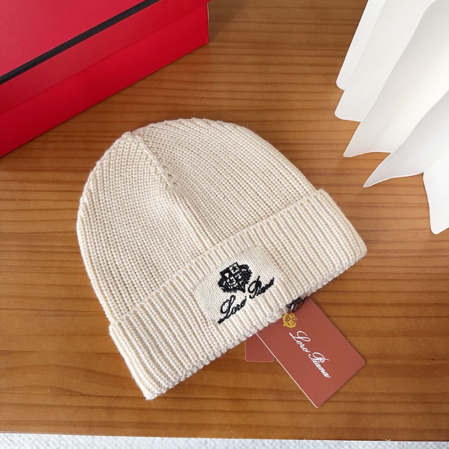 LP秋冬款翻边羊毛针织毛线帽这款必定是极简主义的最爱干净，利索，时尚百搭，绝对不挑脸型！属于时尚经典的万