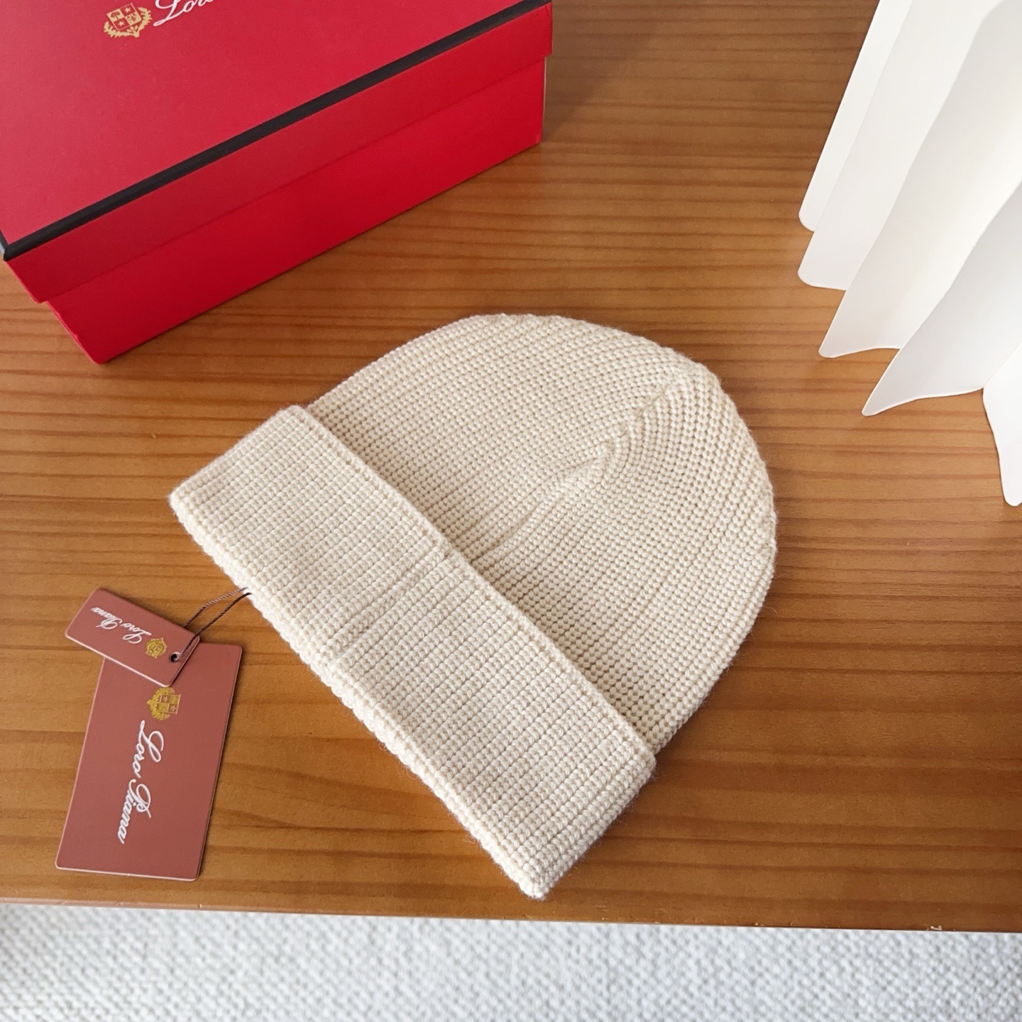 LP秋冬款翻边羊毛针织毛线帽这款必定是极简主义的最爱干净，利索，时尚百搭，绝对不挑脸型！属于时尚经典的万