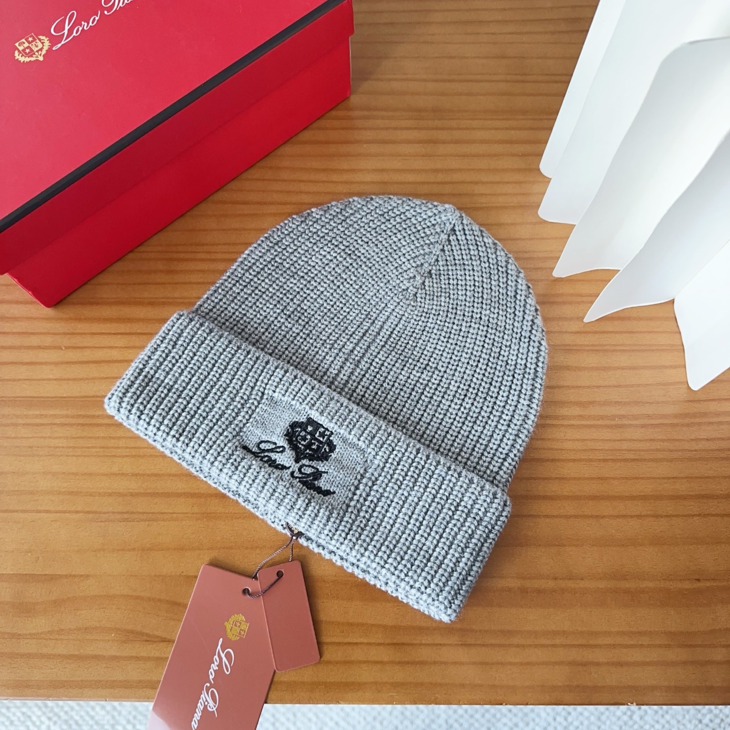 LP秋冬款翻边羊毛针织毛线帽这款必定是极简主义的最爱干净，利索，时尚百搭，绝对不挑脸型！属于时尚经典的万