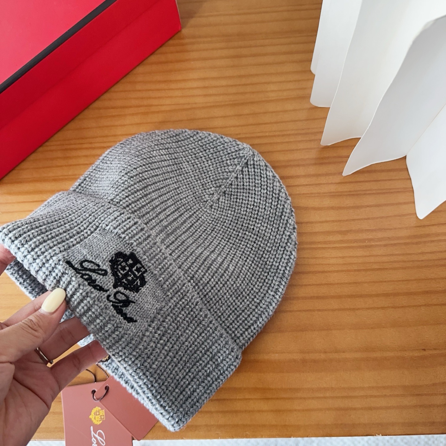 LP秋冬款翻边羊毛针织毛线帽这款必定是极简主义的最爱干净，利索，时尚百搭，绝对不挑脸型！属于时尚经典的万