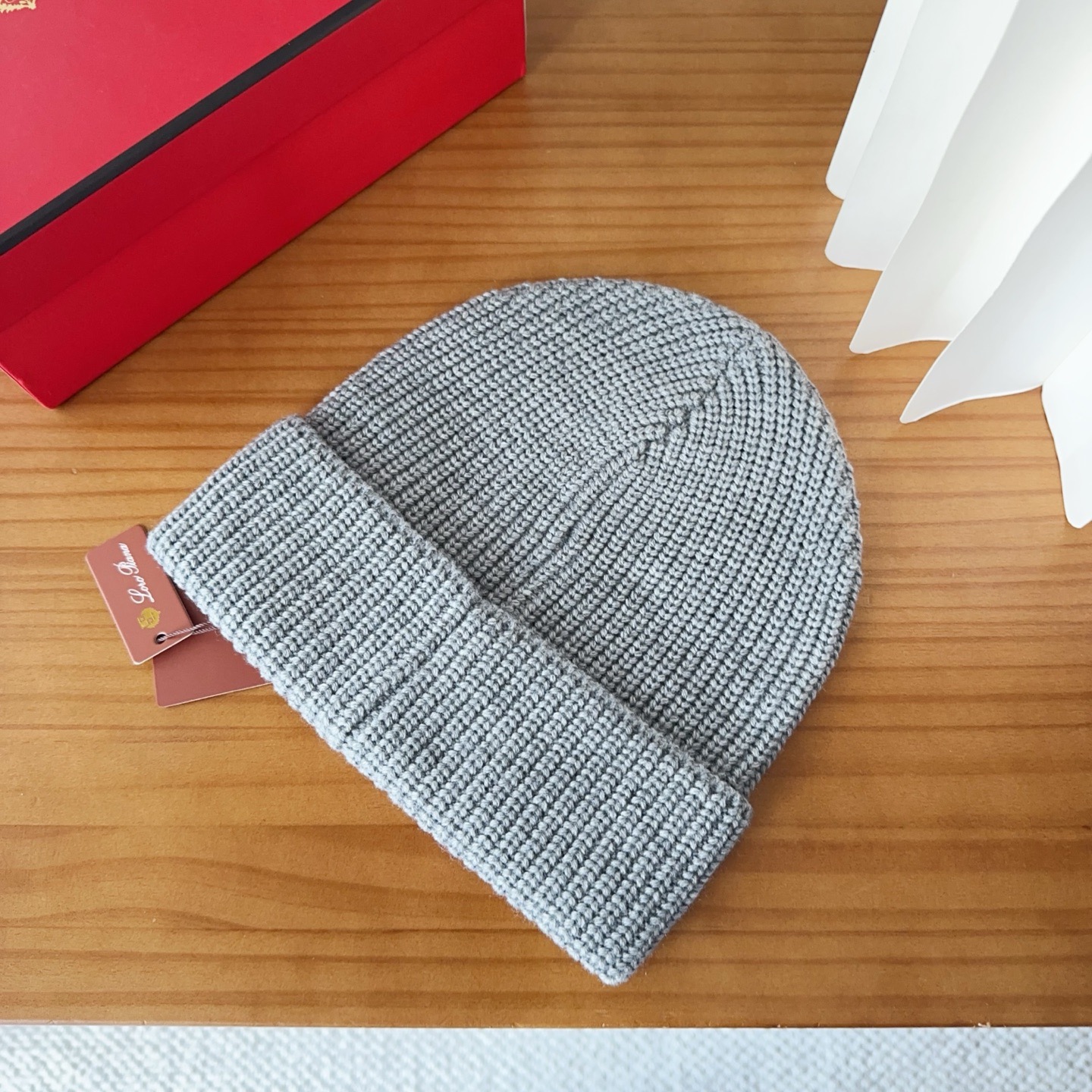 LP秋冬款翻边羊毛针织毛线帽这款必定是极简主义的最爱干净，利索，时尚百搭，绝对不挑脸型！属于时尚经典的万