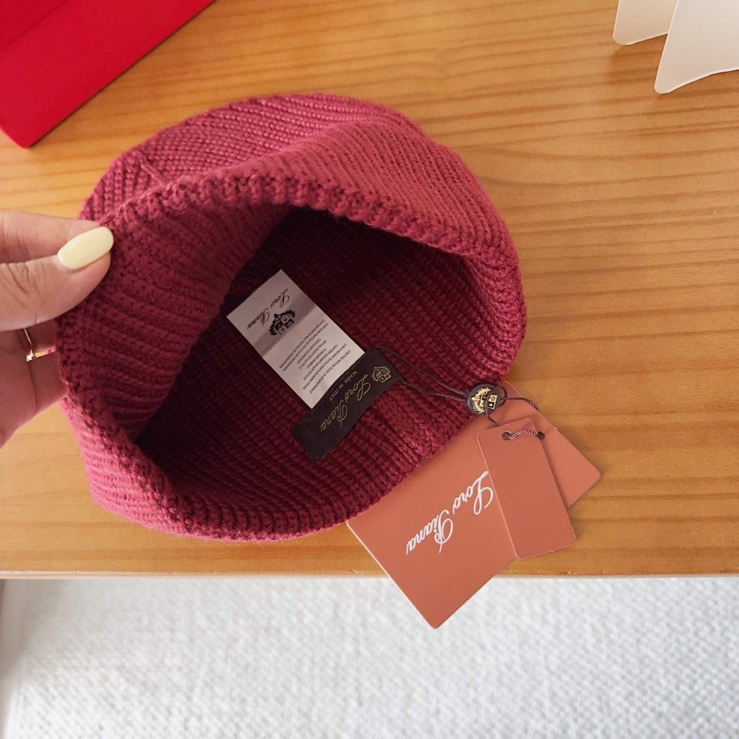 LP秋冬款翻边羊毛针织毛线帽这款必定是极简主义的最爱干净，利索，时尚百搭，绝对不挑脸型！属于时尚经典的万