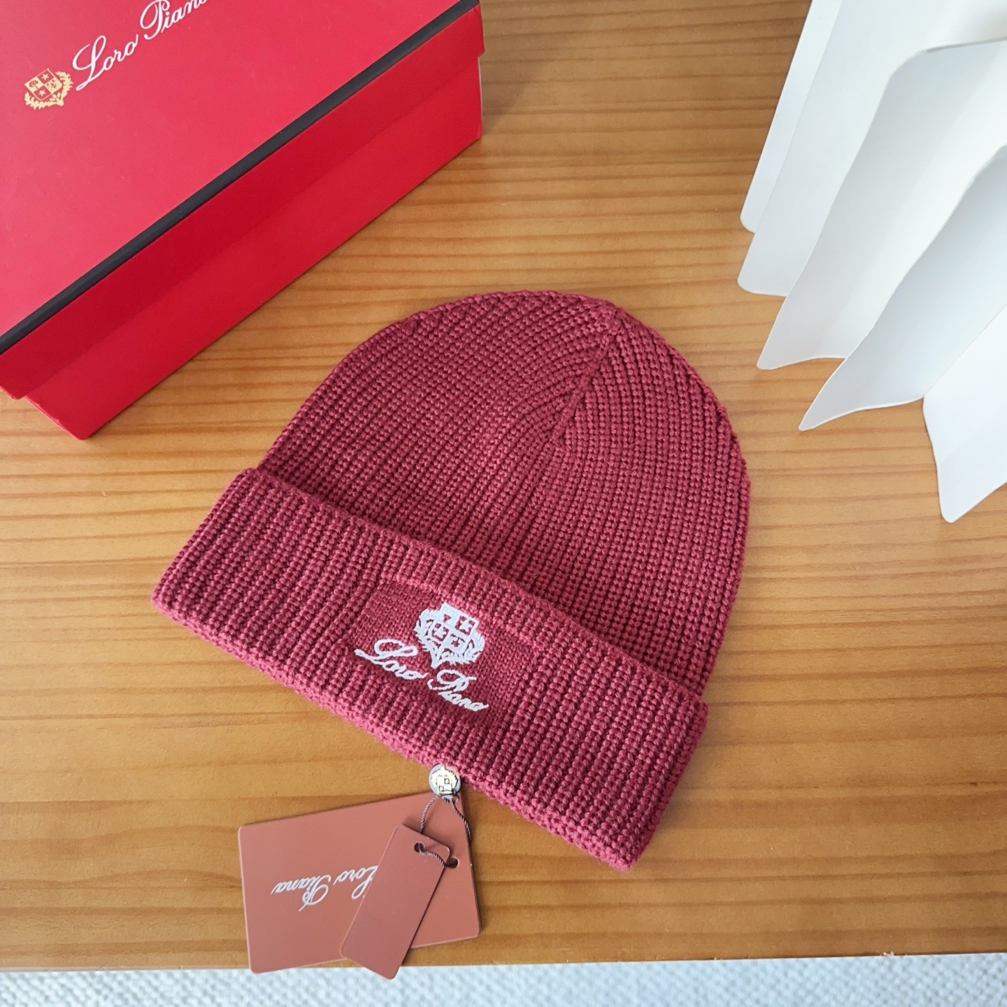 LP秋冬款翻边羊毛针织毛线帽这款必定是极简主义的最爱干净，利索，时尚百搭，绝对不挑脸型！属于时尚经典的万