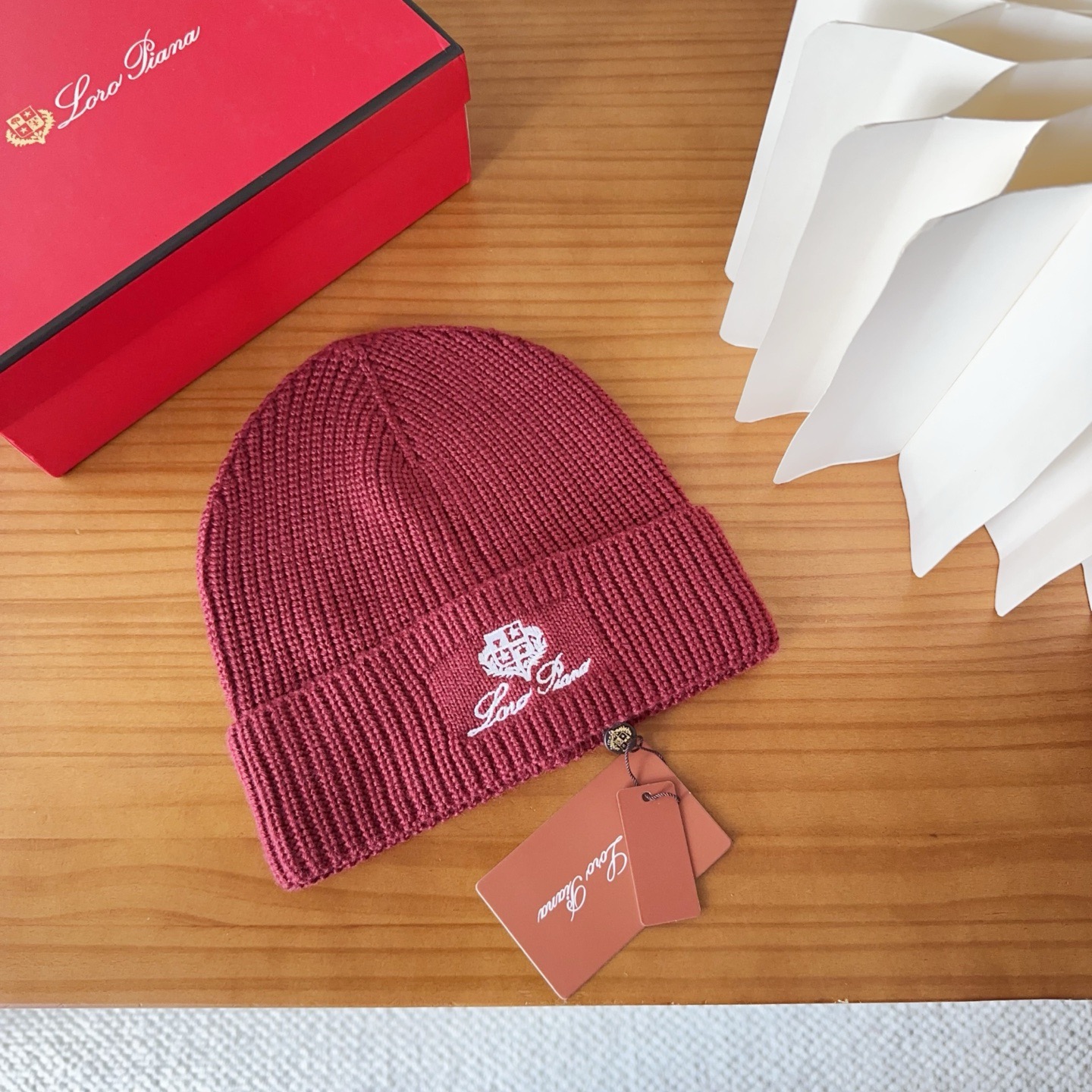 LP秋冬款翻边羊毛针织毛线帽这款必定是极简主义的最爱干净，利索，时尚百搭，绝对不挑脸型！属于时尚经典的万