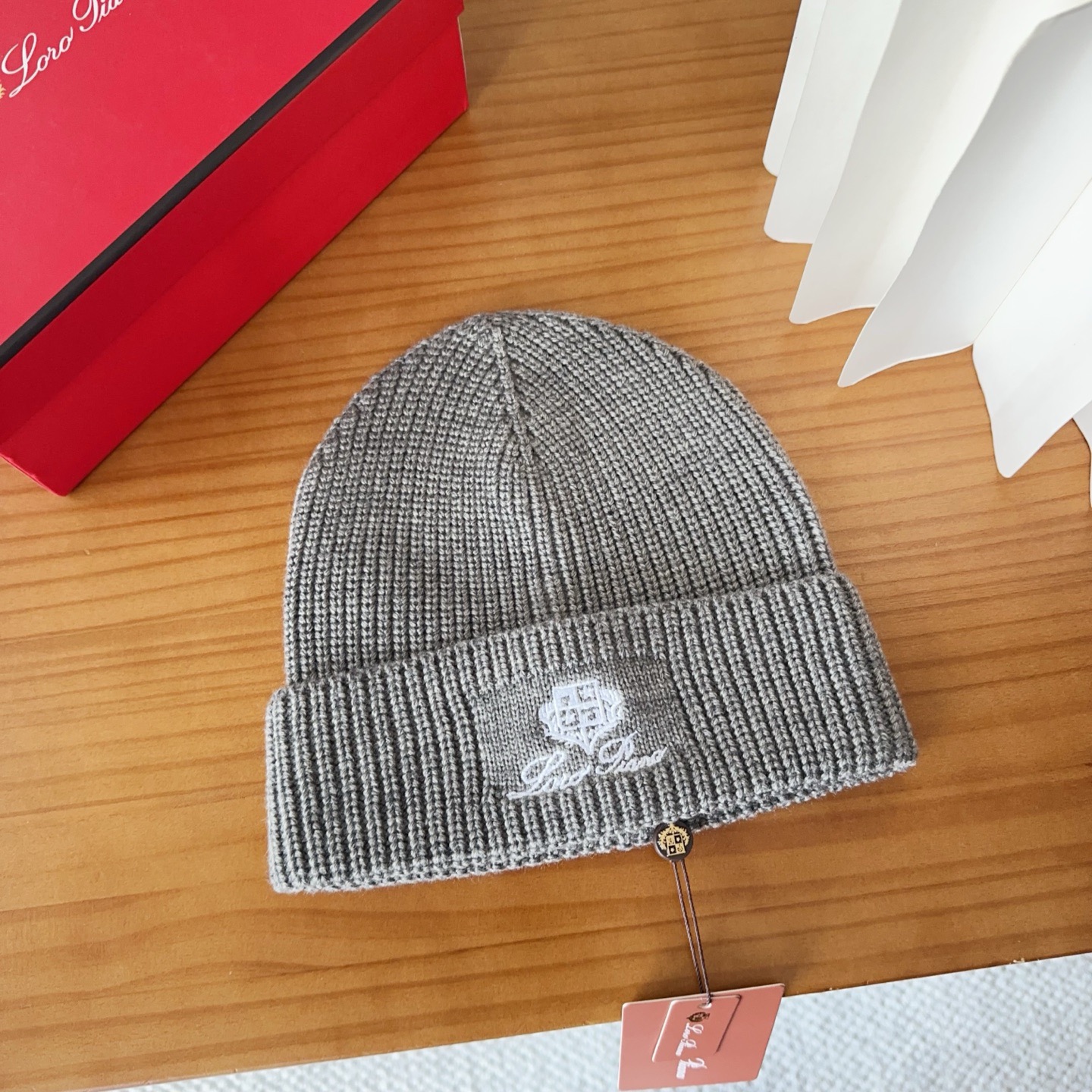 LP秋冬款翻边羊毛针织毛线帽这款必定是极简主义的最爱干净，利索，时尚百搭，绝对不挑脸型！属于时尚经典的万