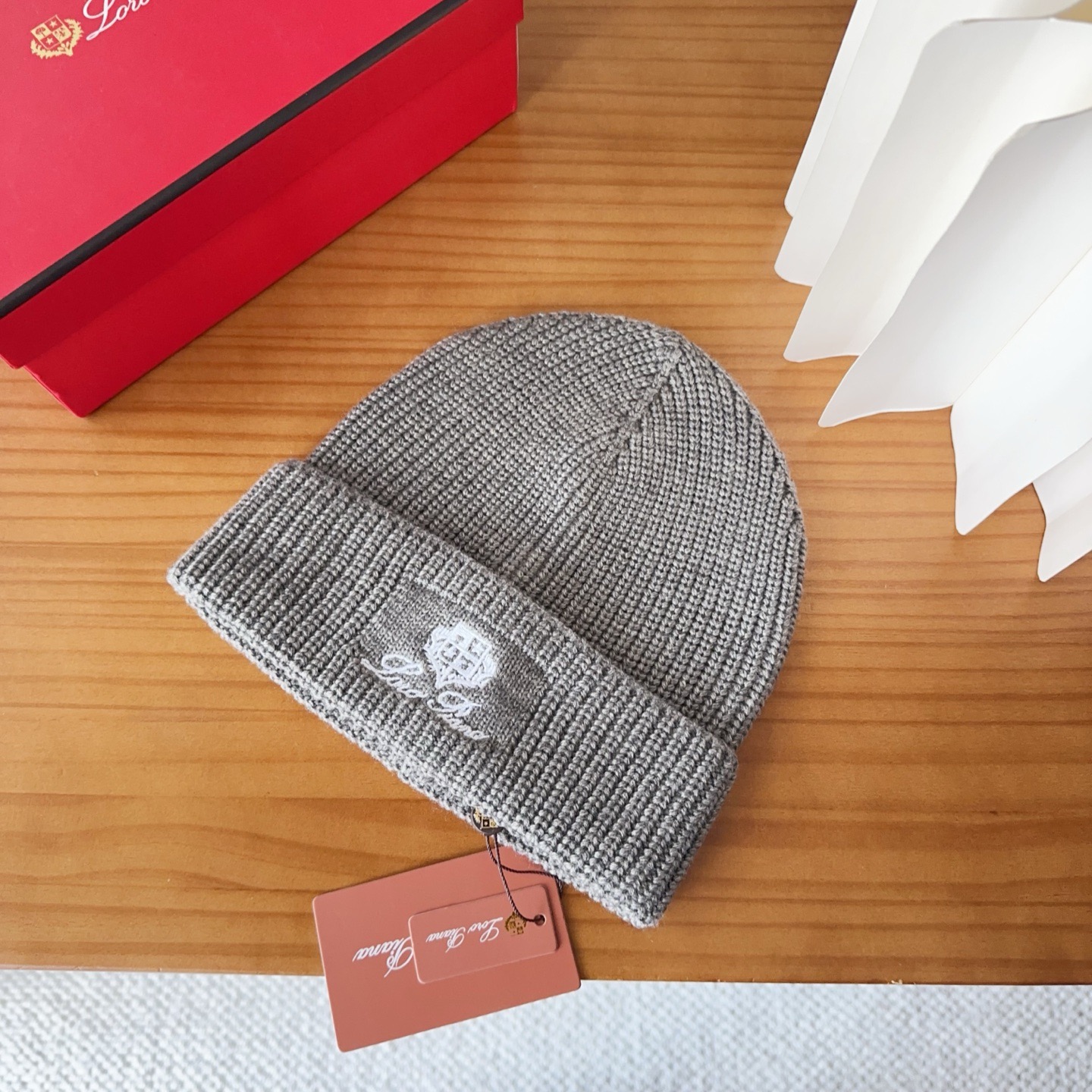 LP秋冬款翻边羊毛针织毛线帽这款必定是极简主义的最爱干净，利索，时尚百搭，绝对不挑脸型！属于时尚经典的万