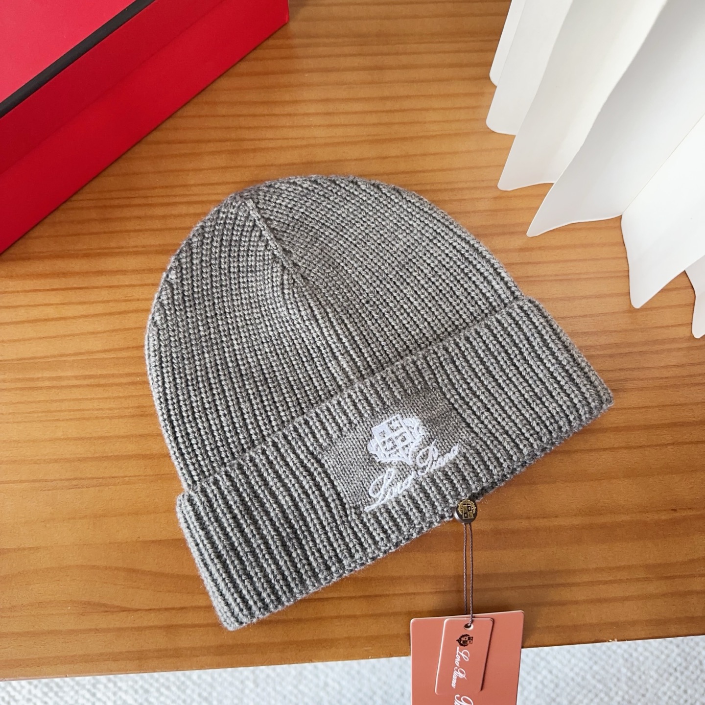 LP秋冬款翻边羊毛针织毛线帽这款必定是极简主义的最爱干净，利索，时尚百搭，绝对不挑脸型！属于时尚经典的万