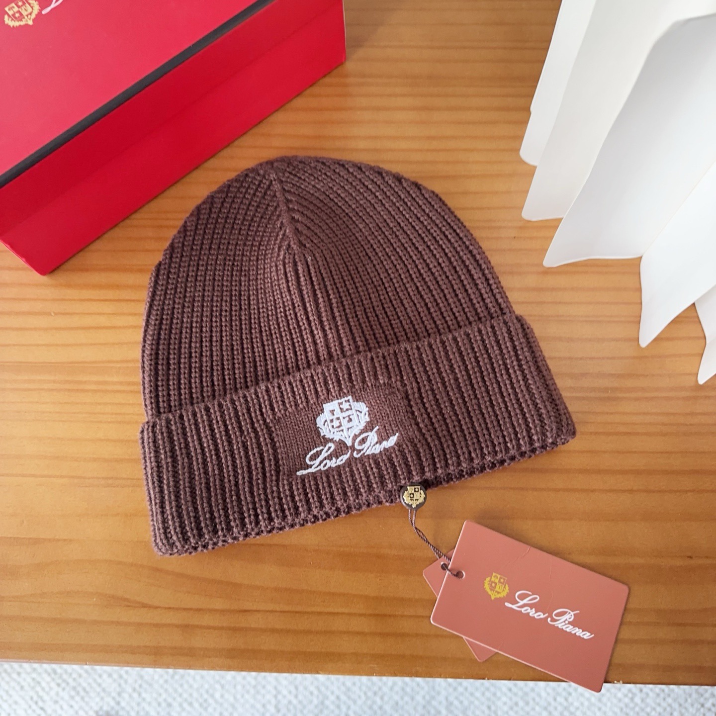 LP秋冬款翻边羊毛针织毛线帽这款必定是极简主义的最爱干净，利索，时尚百搭，绝对不挑脸型！属于时尚经典的万