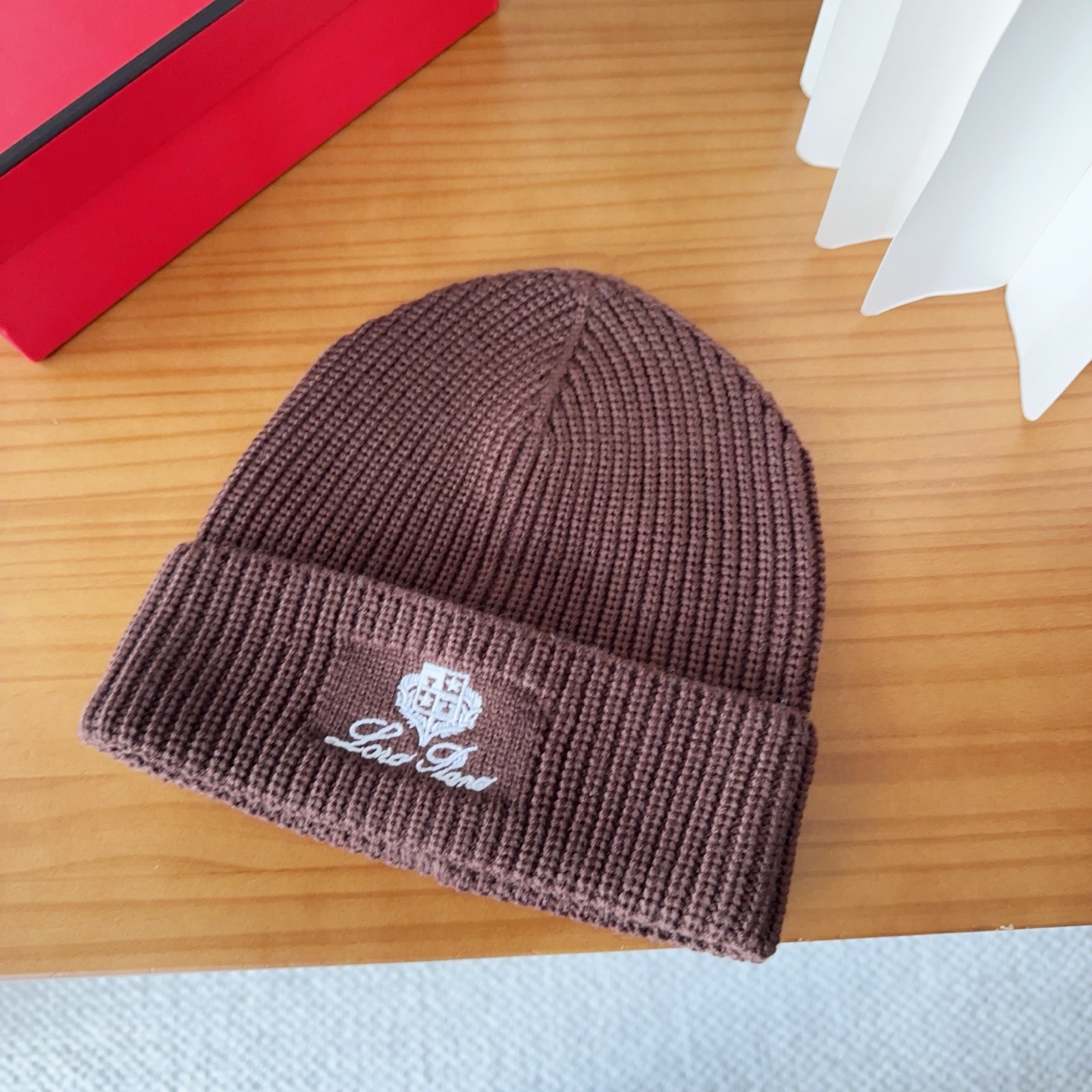 LP秋冬款翻边羊毛针织毛线帽这款必定是极简主义的最爱干净，利索，时尚百搭，绝对不挑脸型！属于时尚经典的万