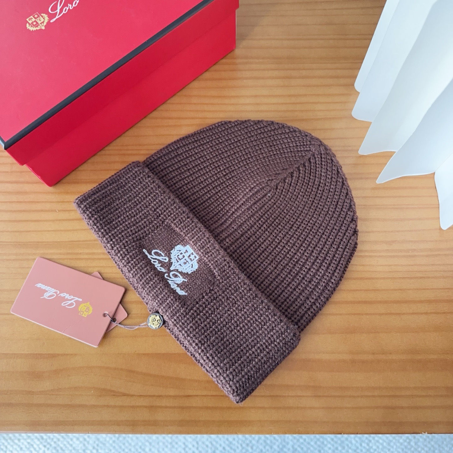 LP秋冬款翻边羊毛针织毛线帽这款必定是极简主义的最爱干净，利索，时尚百搭，绝对不挑脸型！属于时尚经典的万