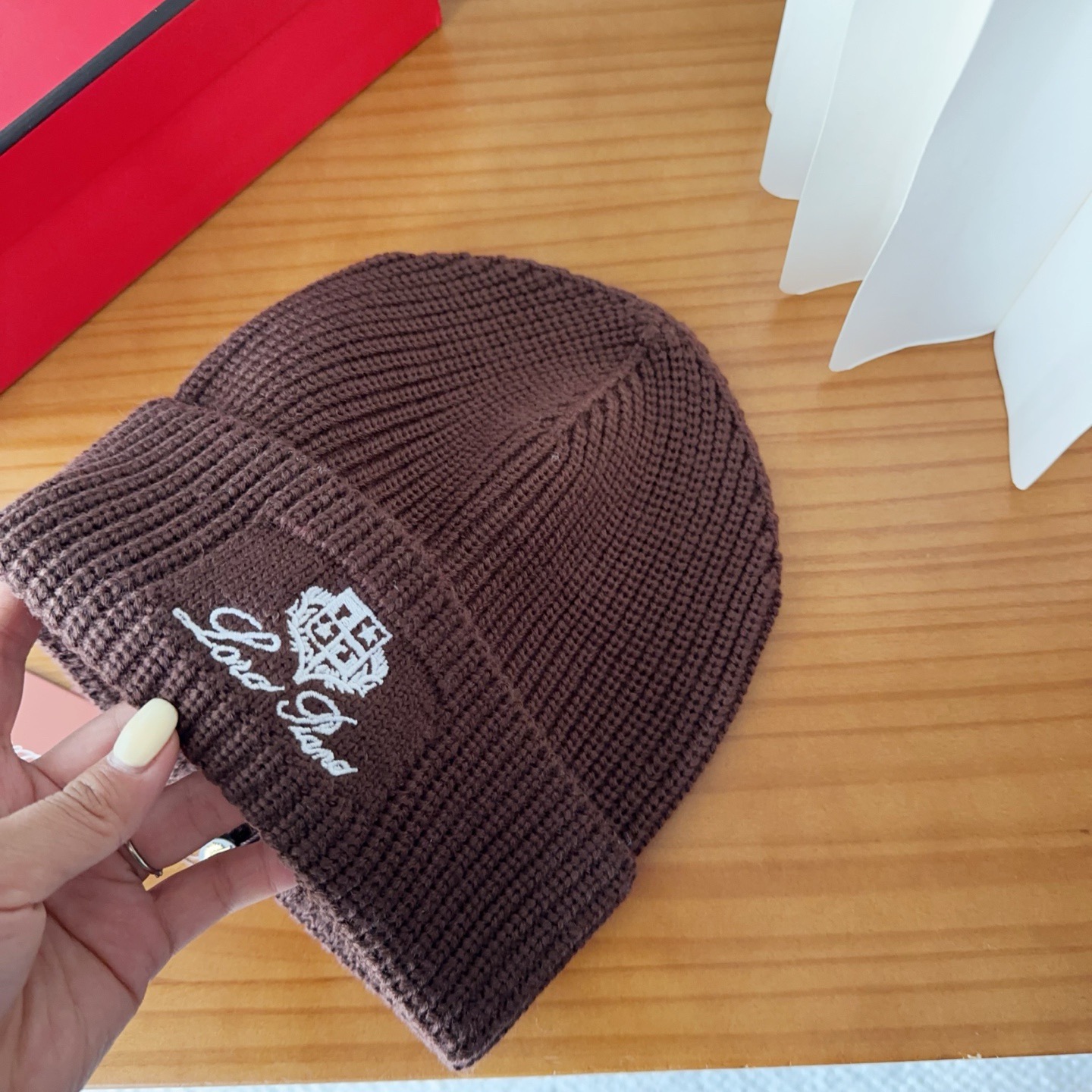 LP秋冬款翻边羊毛针织毛线帽这款必定是极简主义的最爱干净，利索，时尚百搭，绝对不挑脸型！属于时尚经典的万