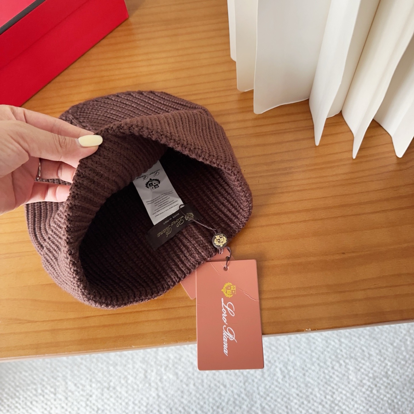 LP秋冬款翻边羊毛针织毛线帽这款必定是极简主义的最爱干净，利索，时尚百搭，绝对不挑脸型！属于时尚经典的万