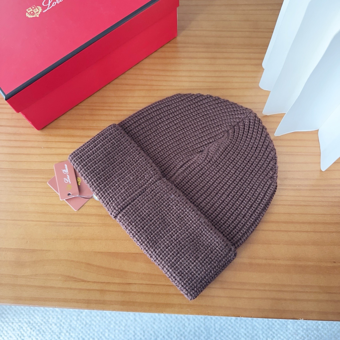 LP秋冬款翻边羊毛针织毛线帽这款必定是极简主义的最爱干净，利索，时尚百搭，绝对不挑脸型！属于时尚经典的万