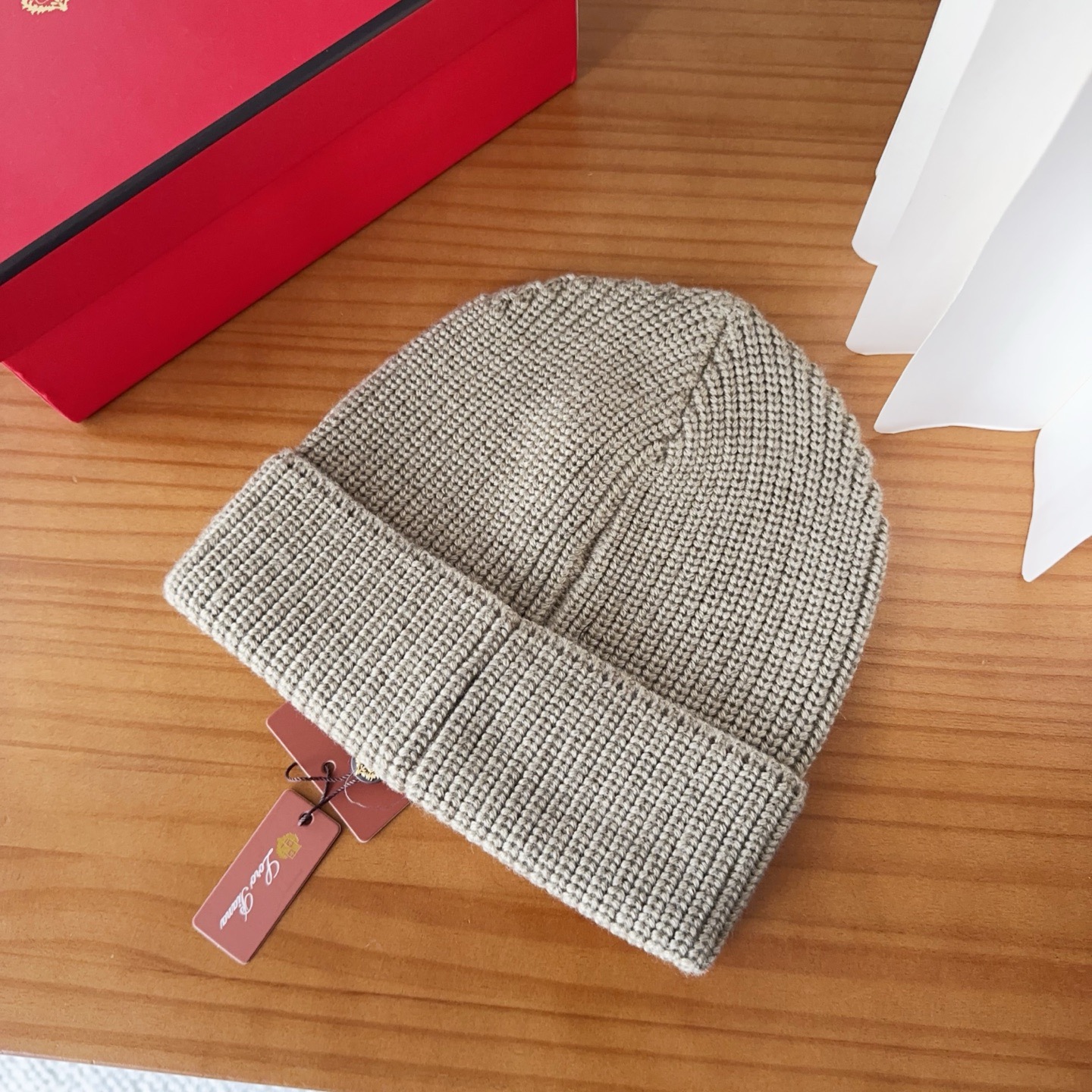 LP秋冬款翻边羊毛针织毛线帽这款必定是极简主义的最爱干净，利索，时尚百搭，绝对不挑脸型！属于时尚经典的万