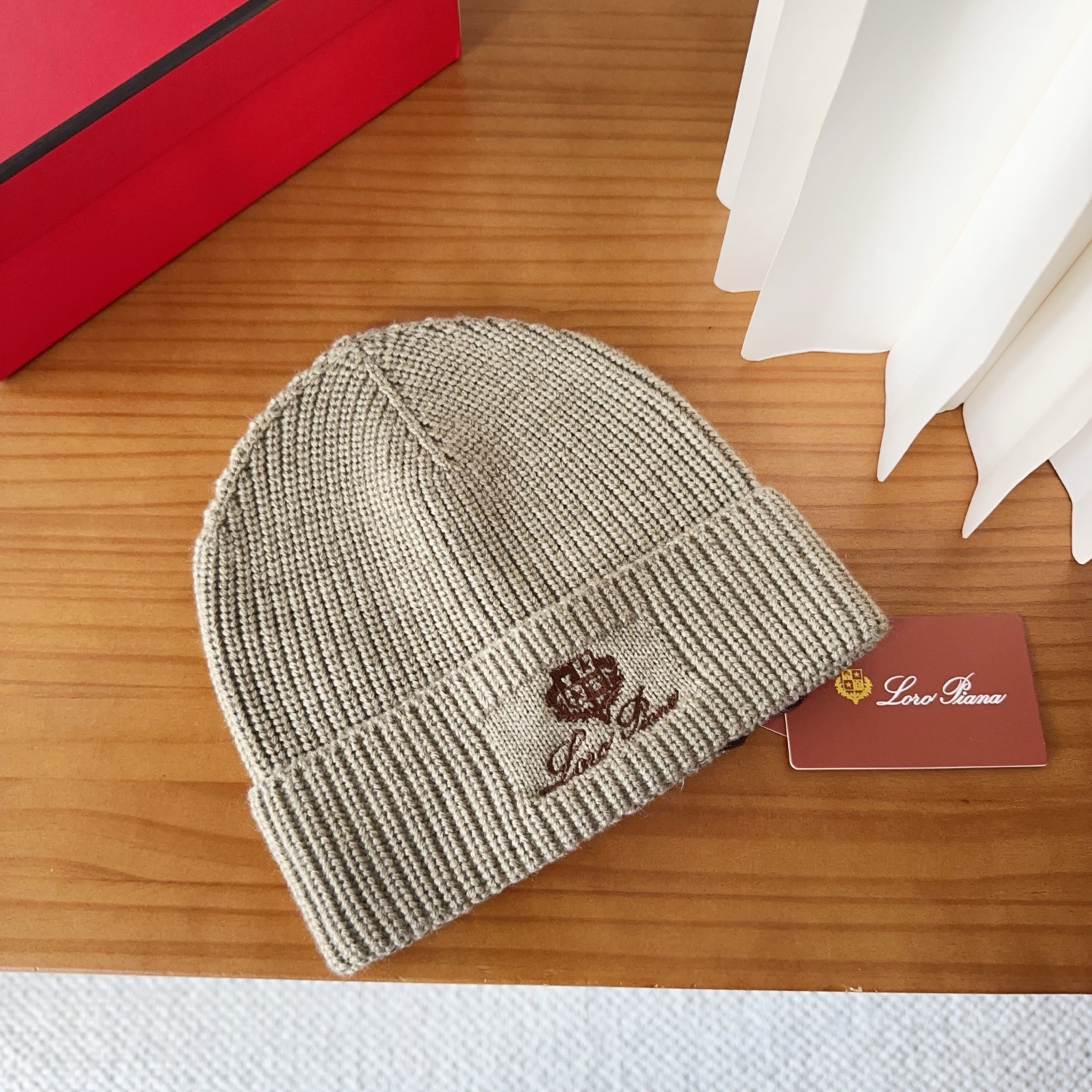 LP秋冬款翻边羊毛针织毛线帽这款必定是极简主义的最爱干净，利索，时尚百搭，绝对不挑脸型！属于时尚经典的万