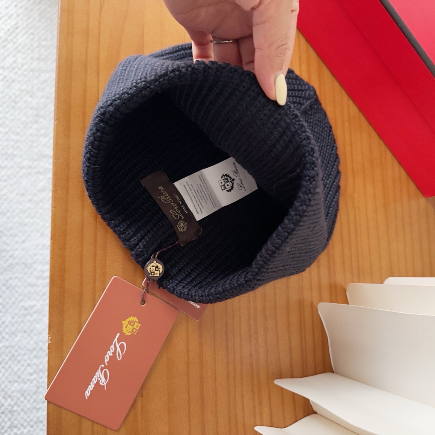 LP秋冬款翻边羊毛针织毛线帽这款必定是极简主义的最爱干净，利索，时尚百搭，绝对不挑脸型！属于时尚经典的万