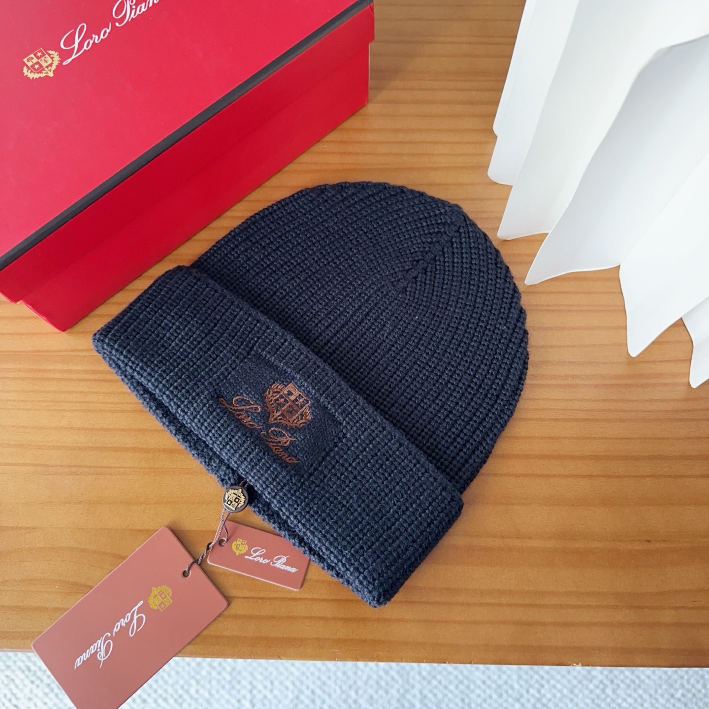 LP秋冬款翻边羊毛针织毛线帽这款必定是极简主义的最爱干净，利索，时尚百搭，绝对不挑脸型！属于时尚经典的万