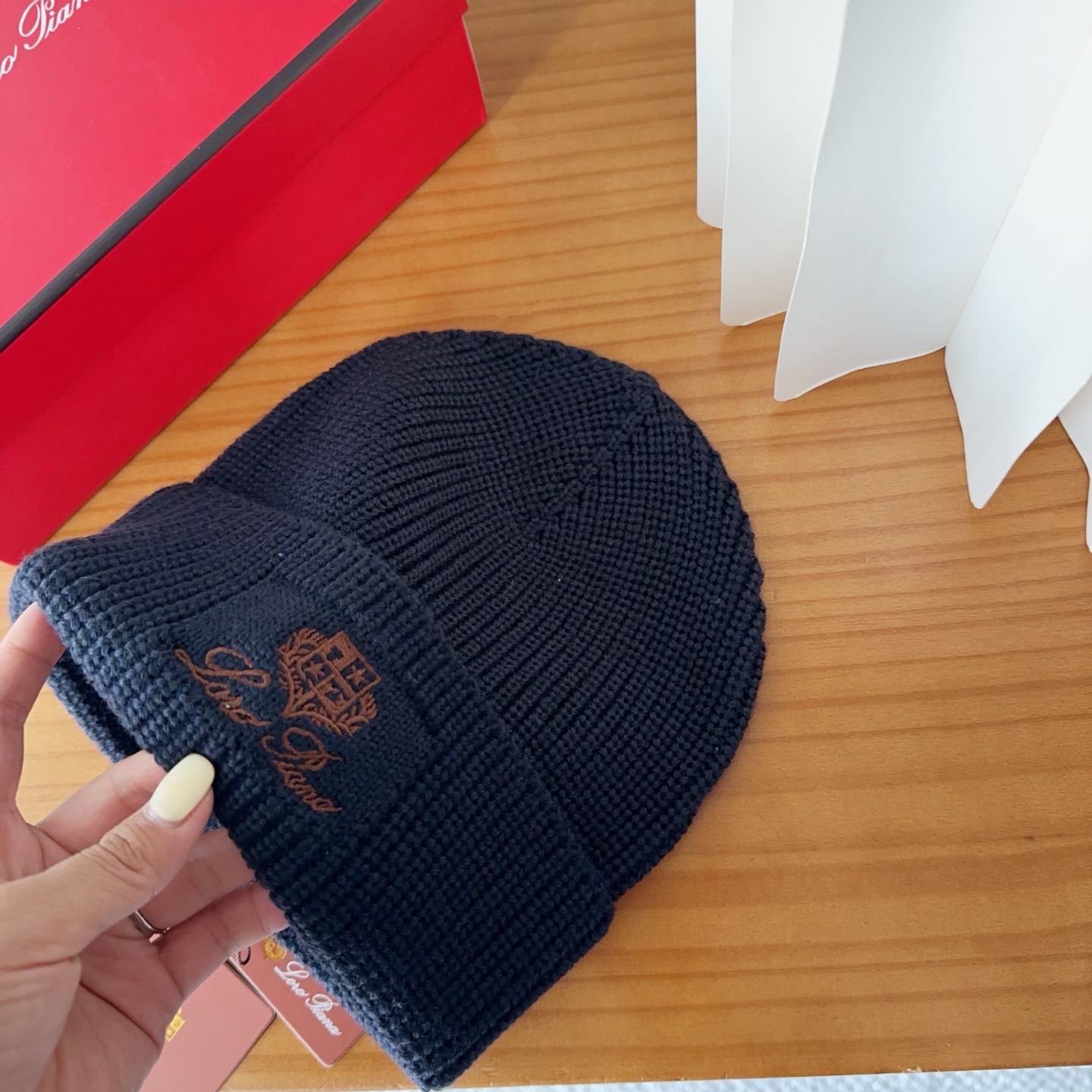 LP秋冬款翻边羊毛针织毛线帽这款必定是极简主义的最爱干净，利索，时尚百搭，绝对不挑脸型！属于时尚经典的万