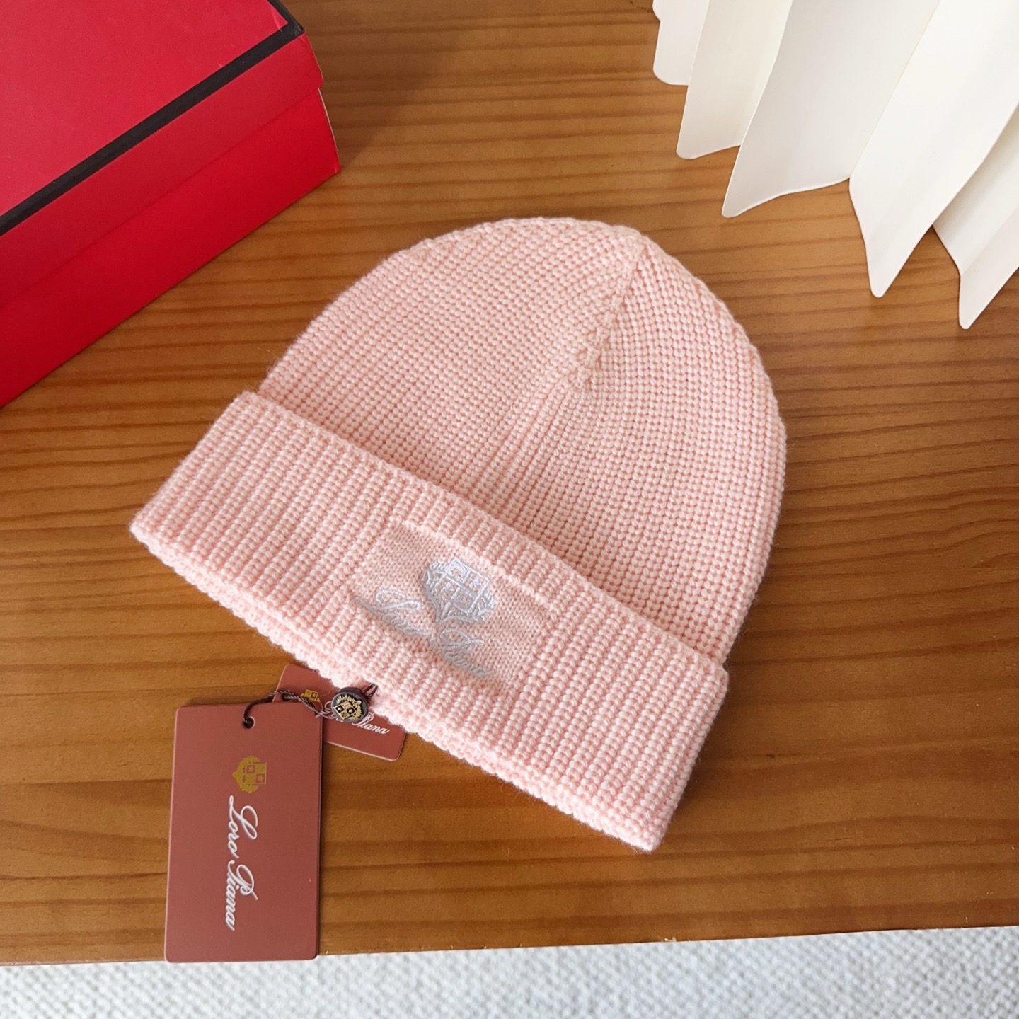 LP秋冬款翻边羊毛针织毛线帽这款必定是极简主义的最爱干净，利索，时尚百搭，绝对不挑脸型！属于时尚经典的万