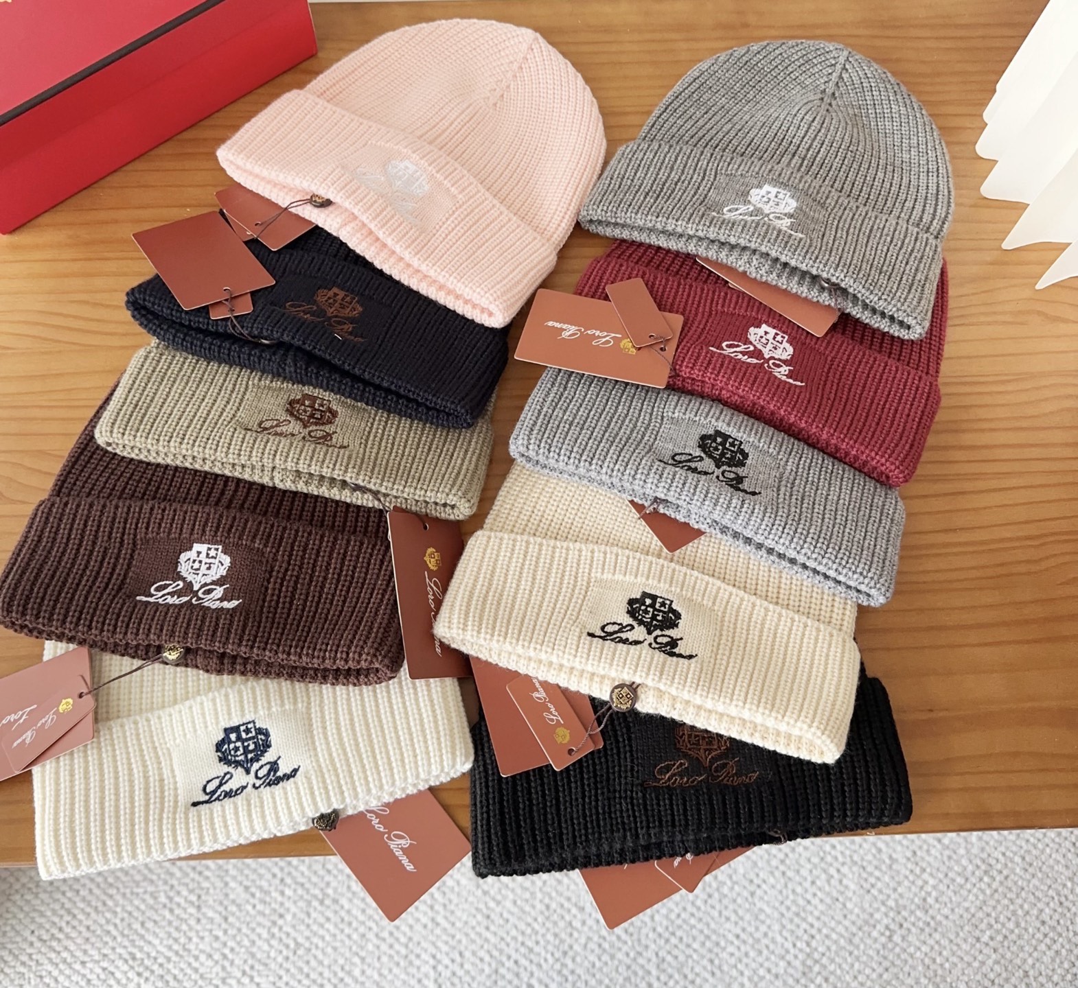 LP秋冬款翻边羊毛针织毛线帽这款必定是极简主义的最爱干净，利索，时尚百搭，绝对不挑脸型！属于时尚经典的万