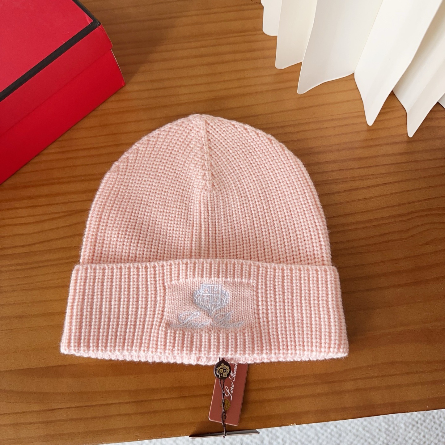 LP秋冬款翻边羊毛针织毛线帽这款必定是极简主义的最爱干净，利索，时尚百搭，绝对不挑脸型！属于时尚经典的万