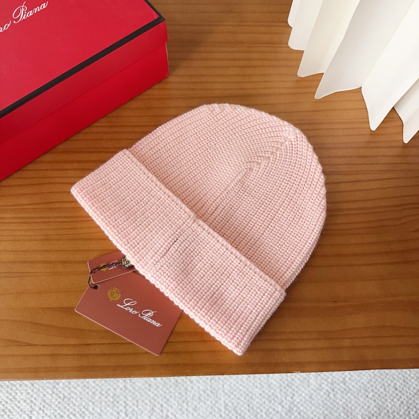 LP秋冬款翻边羊毛针织毛线帽这款必定是极简主义的最爱干净，利索，时尚百搭，绝对不挑脸型！属于时尚经典的万