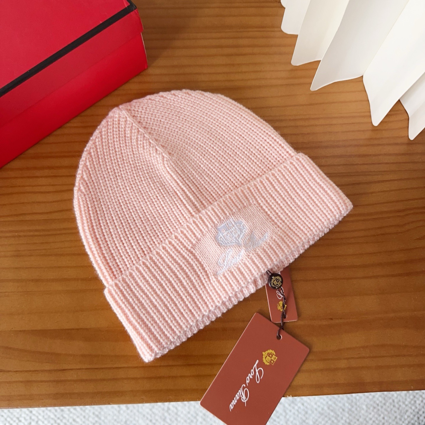 LP秋冬款翻边羊毛针织毛线帽这款必定是极简主义的最爱干净，利索，时尚百搭，绝对不挑脸型！属于时尚经典的万