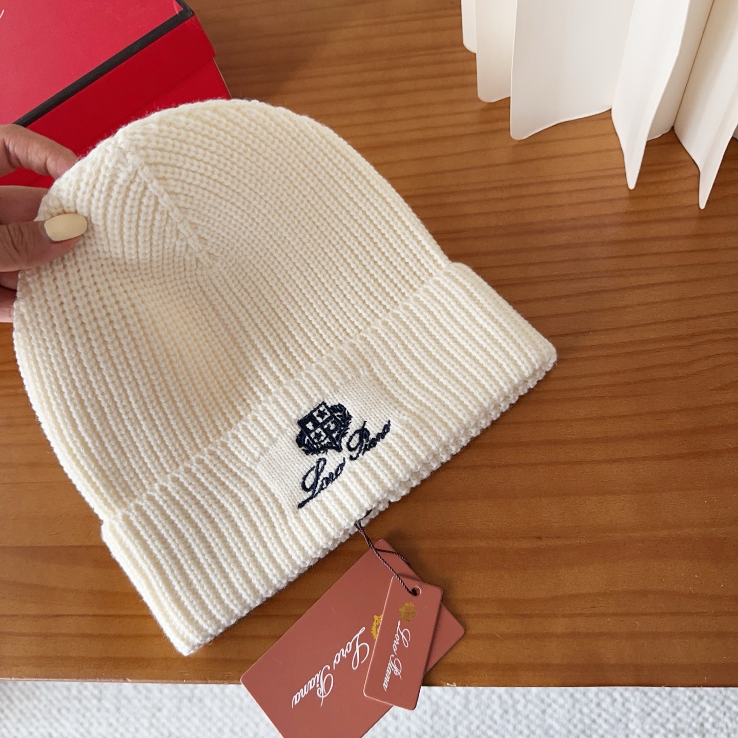 LP秋冬款翻边羊毛针织毛线帽这款必定是极简主义的最爱干净，利索，时尚百搭，绝对不挑脸型！属于时尚经典的万