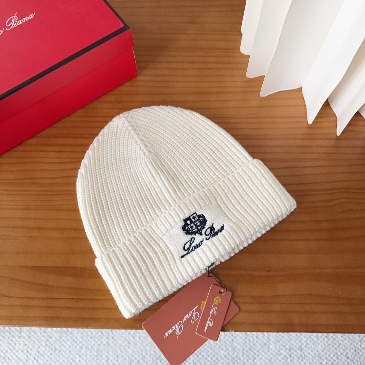 LP秋冬款翻边羊毛针织毛线帽这款必定是极简主义的最爱干净，利索，时尚百搭，绝对不挑脸型！属于时尚经典的万