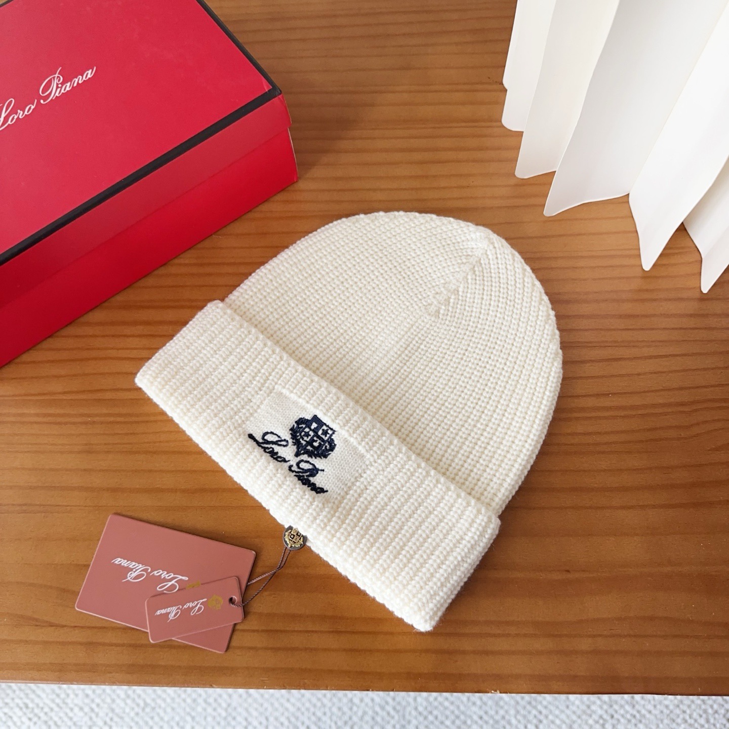 LP秋冬款翻边羊毛针织毛线帽这款必定是极简主义的最爱干净，利索，时尚百搭，绝对不挑脸型！属于时尚经典的万